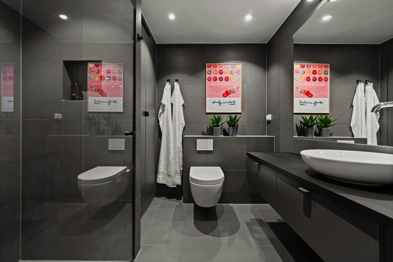 Lekkert helfliset baderom med varme i gulv og downlights i himling. Galleribilde