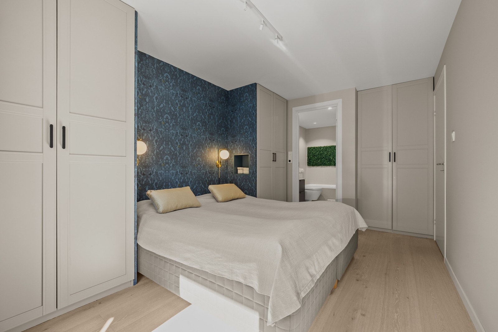 Master bedrom med inngang til eget bad. Galleribilde