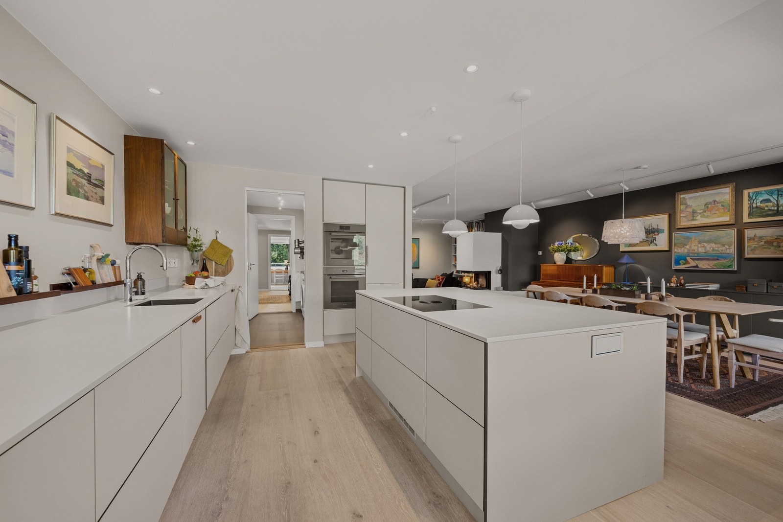 Benkeplate fra Sigvartsen Stenindustri AS i kvartskompositt. Galleribilde