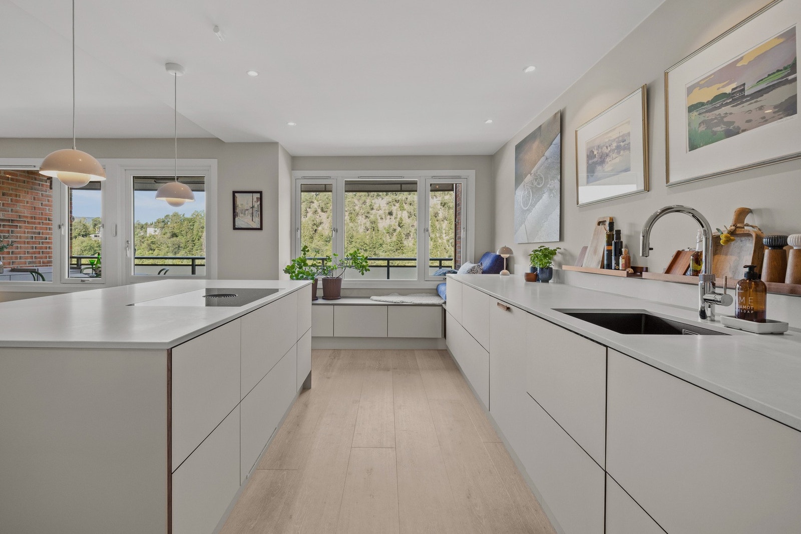 Det er integrert kjøleskap, fryser, XL oppvaskmaskin, koketopp, dampovn og stekeovn. Galleribilde