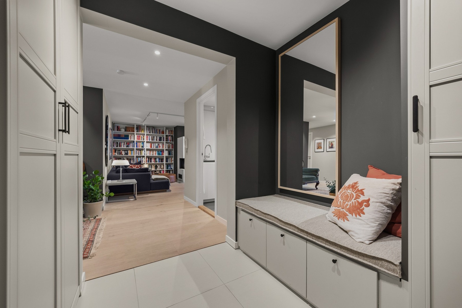 Innebygde garderobeløsninger i alle rom. Galleribilde