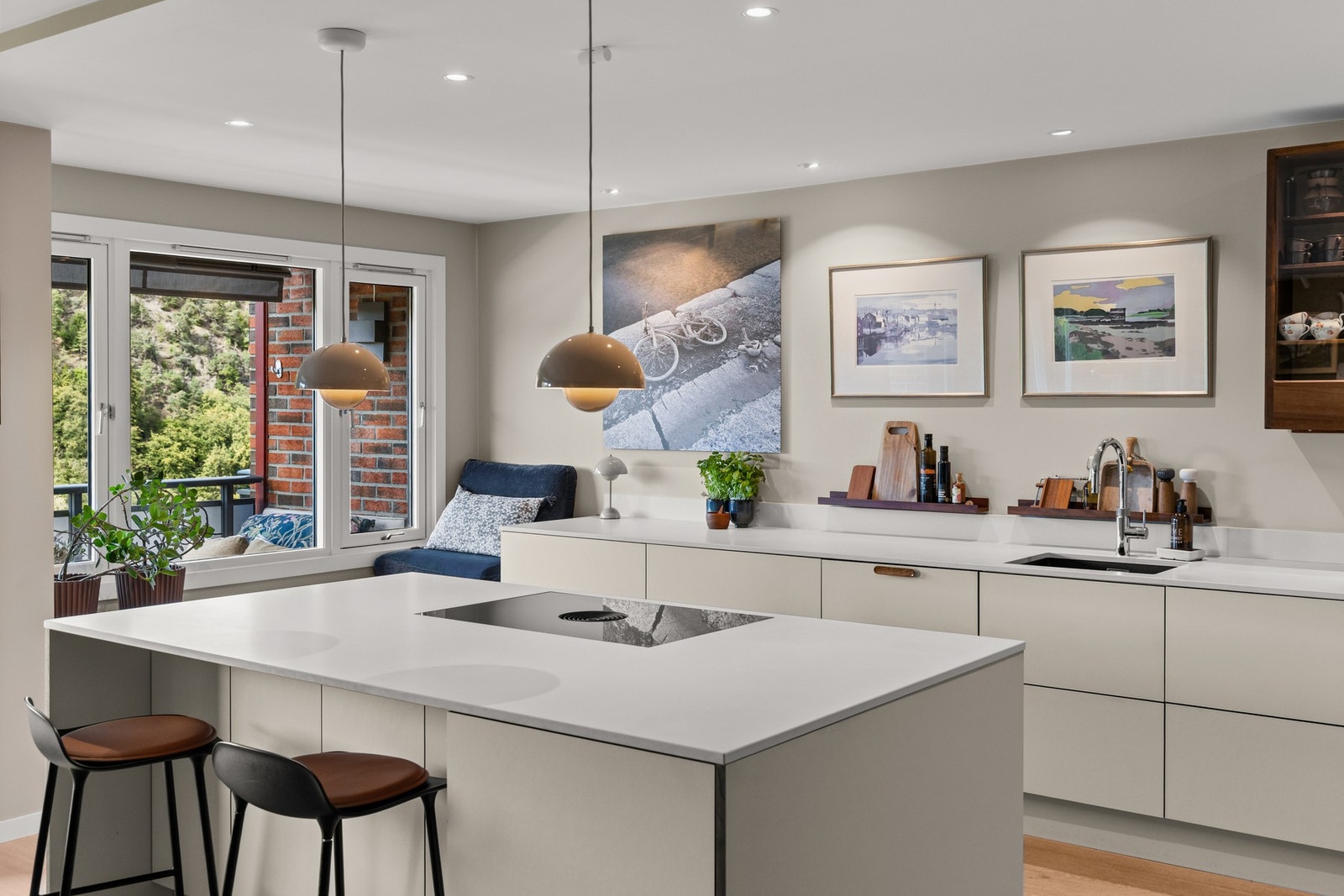 Kjøkkenet har gode arbeidsflater og rikelig med oppbevaringsmuligheter med ekstra dyp innredning. Galleribilde