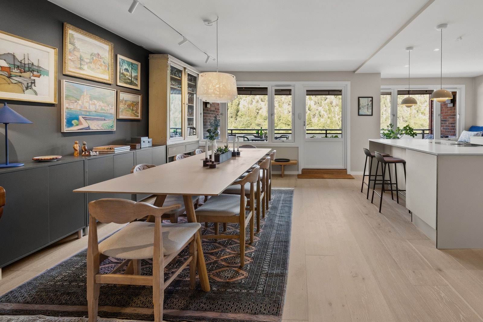 Her er det store vindusflater som sørger for rikelig med naturlig lysinnslipp. Galleribilde