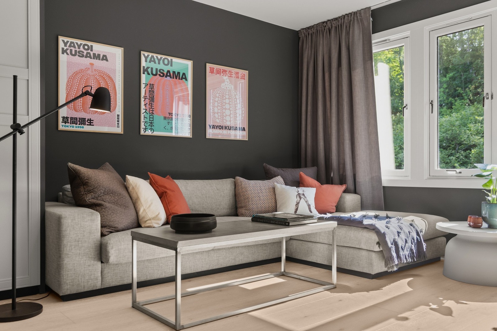 Ett av soverommene er i dag innredet som TV-stue Galleribilde