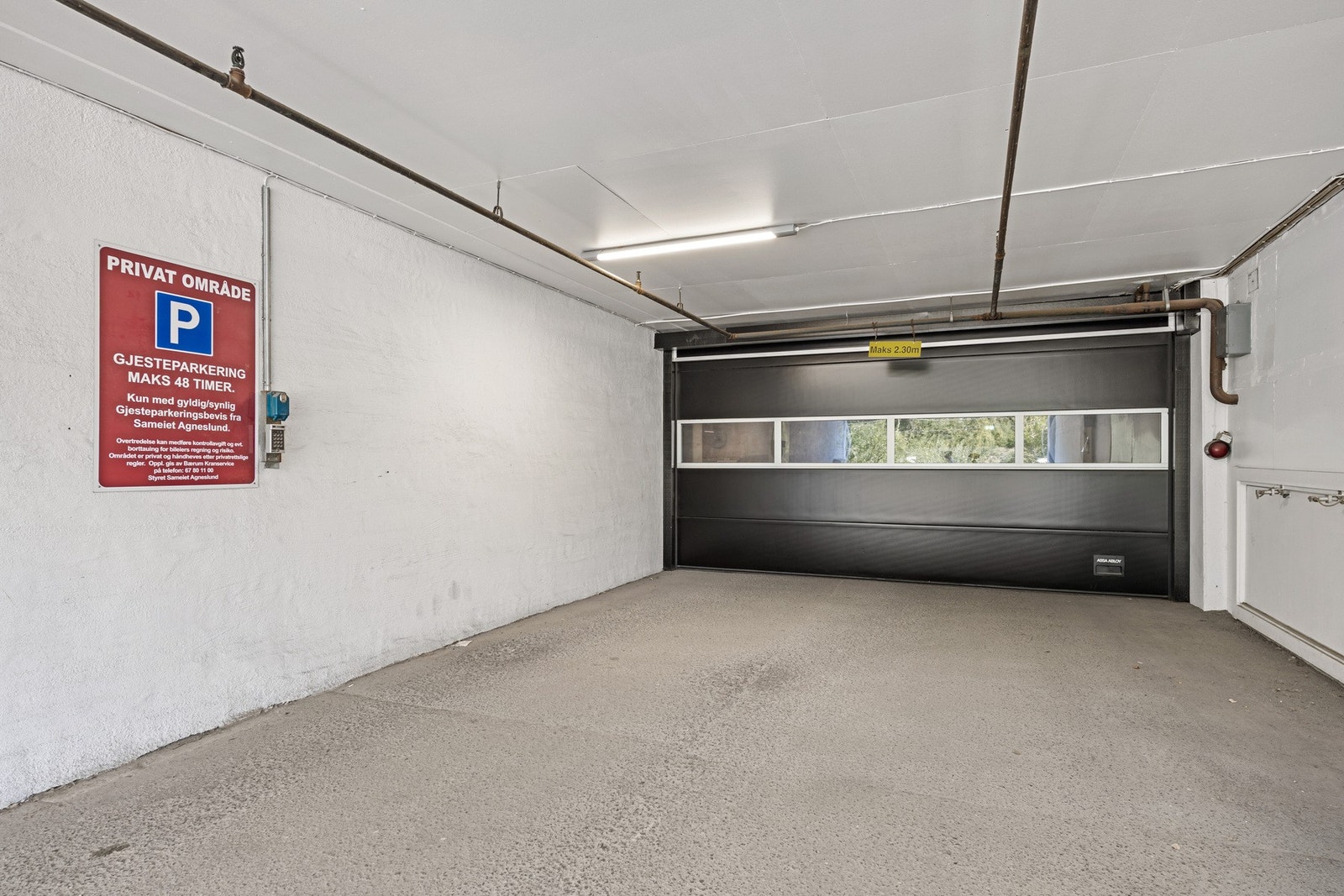 Stor innendørs parkering for gjester med egen kode. Galleribilde