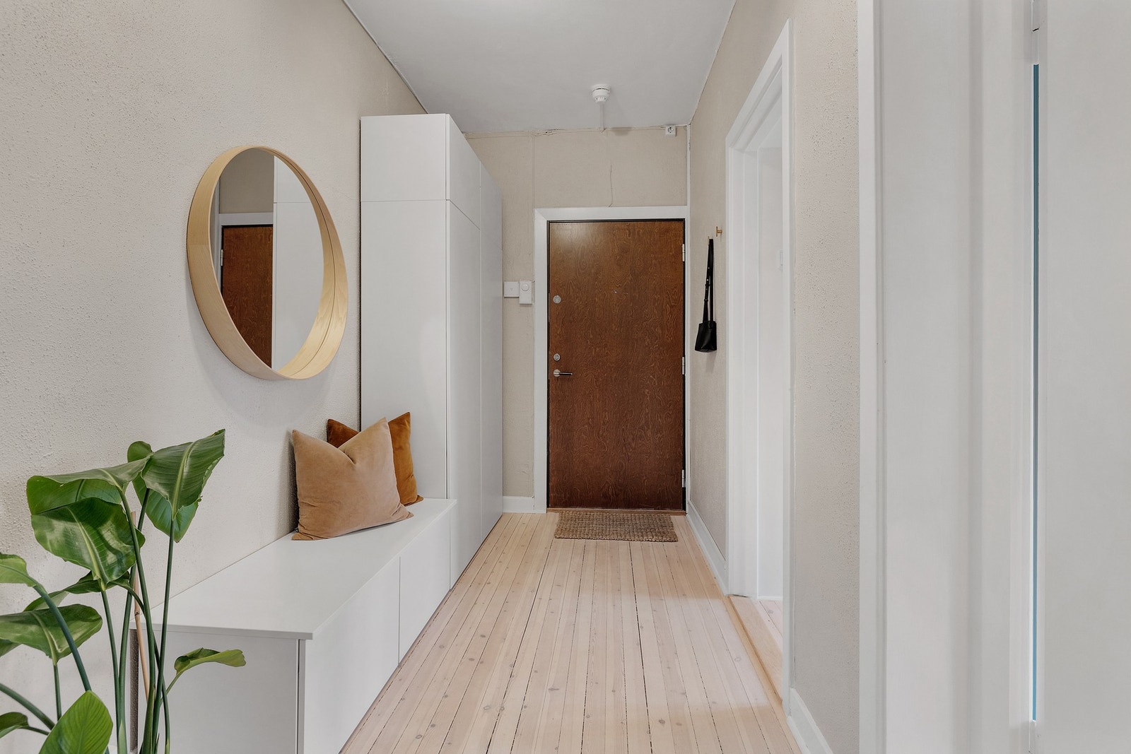 Leiligheten ligger i byggets 4. etasje og byr på en innbydende og romslig entré. Galleribilde