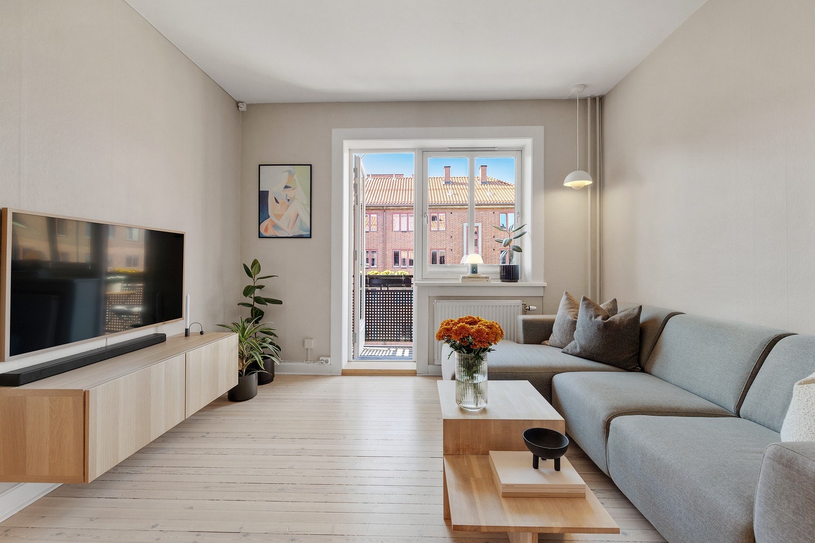 Leiligheten fremstår som lys, luftig og gjennomgående godt vedlikeholdt, og byr på både sjarm og moderne komfort. Galleribilde