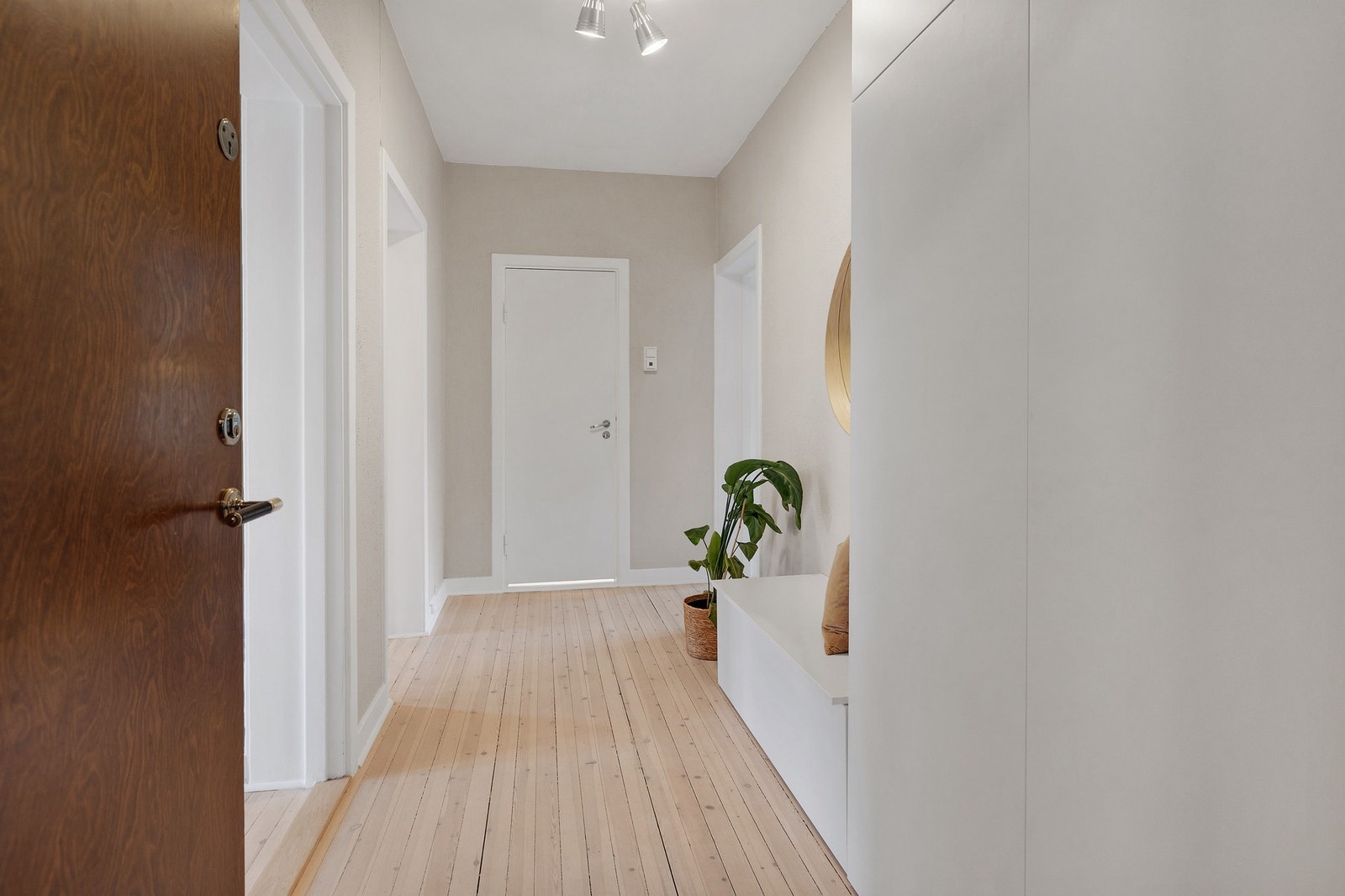 Her er det garderobeskap og praktisk benkeskap med glatte fronter, og plass til ekstra oppbevaringsløsninger eller møblement. Galleribilde