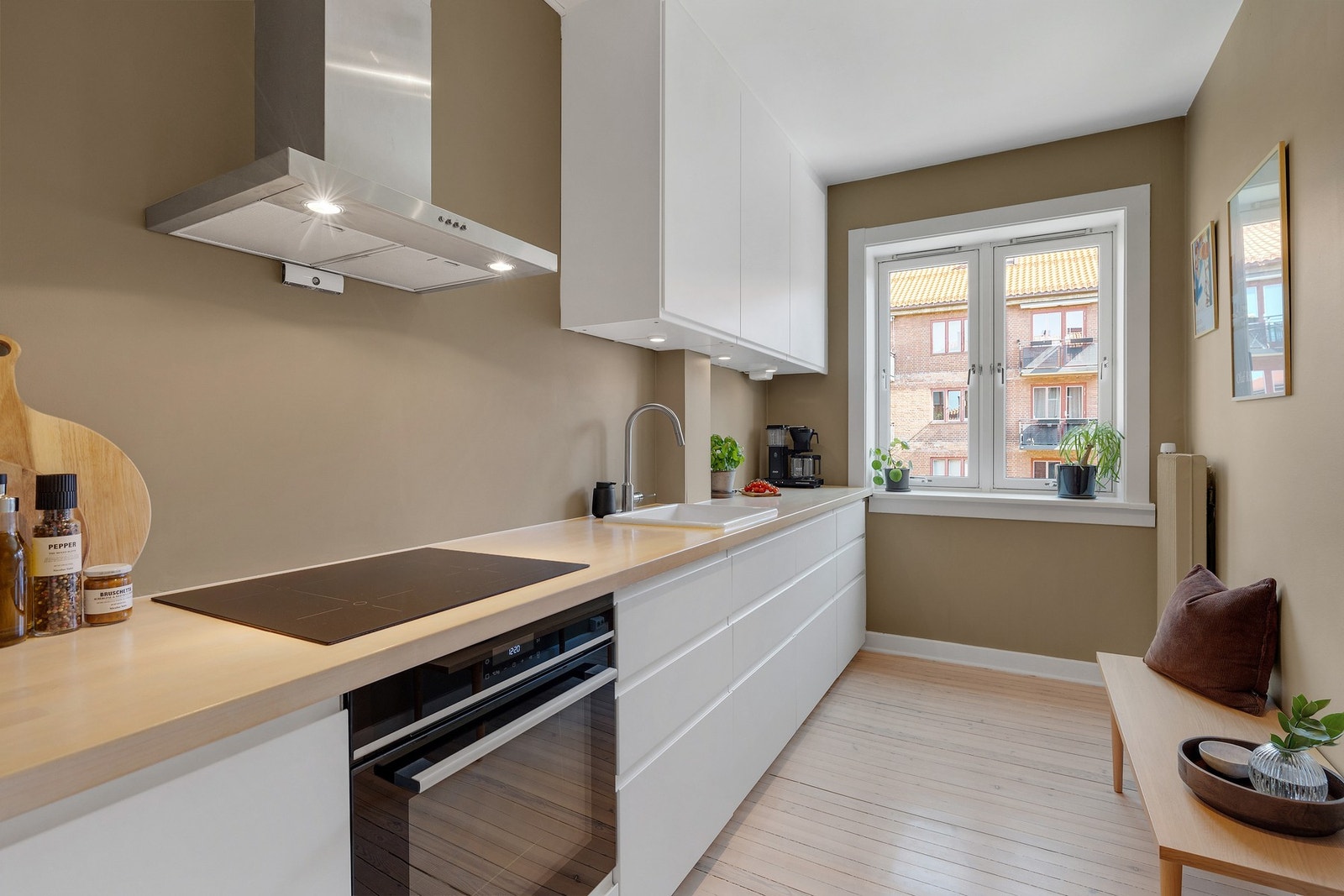 Stilrent og moderne IKEA-kjøkken fra 2016 med glatte fronter og heltre benkeplate. Galleribilde