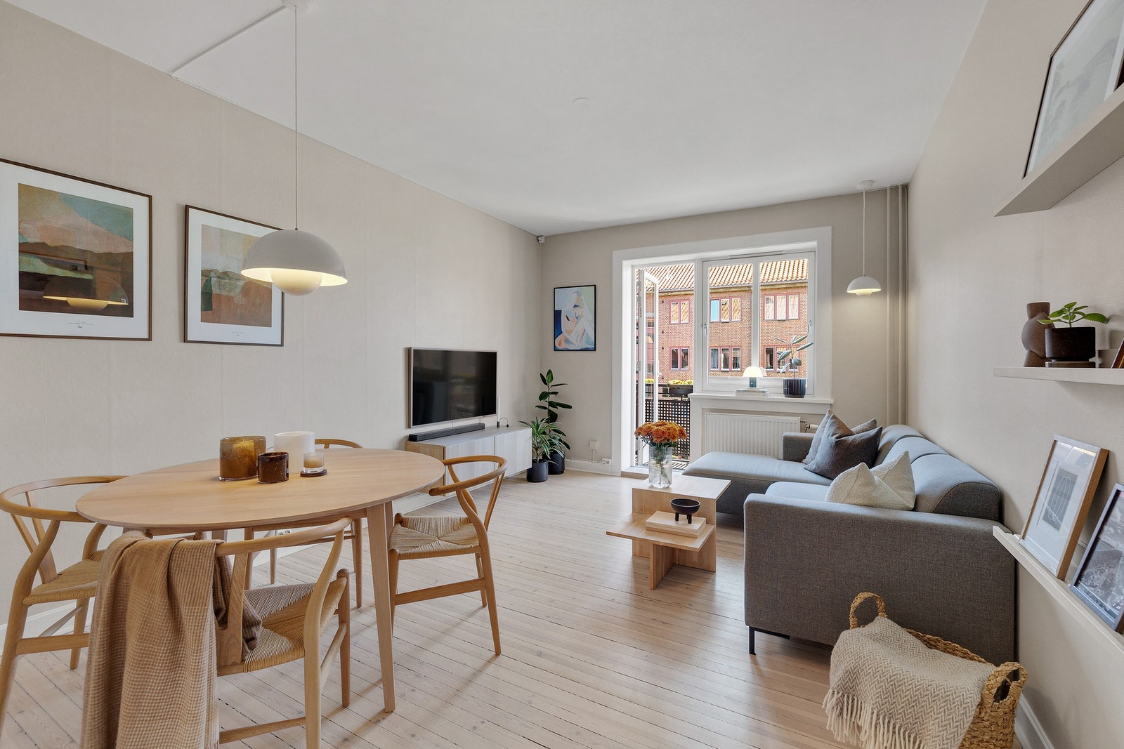 Flott og gjennomført leilighet i byggets 4. etasje med god planløsning, himlingshøyde på opptil 2,65m og originale detaljer som gir hjemmet sjel og karakter. Galleribilde