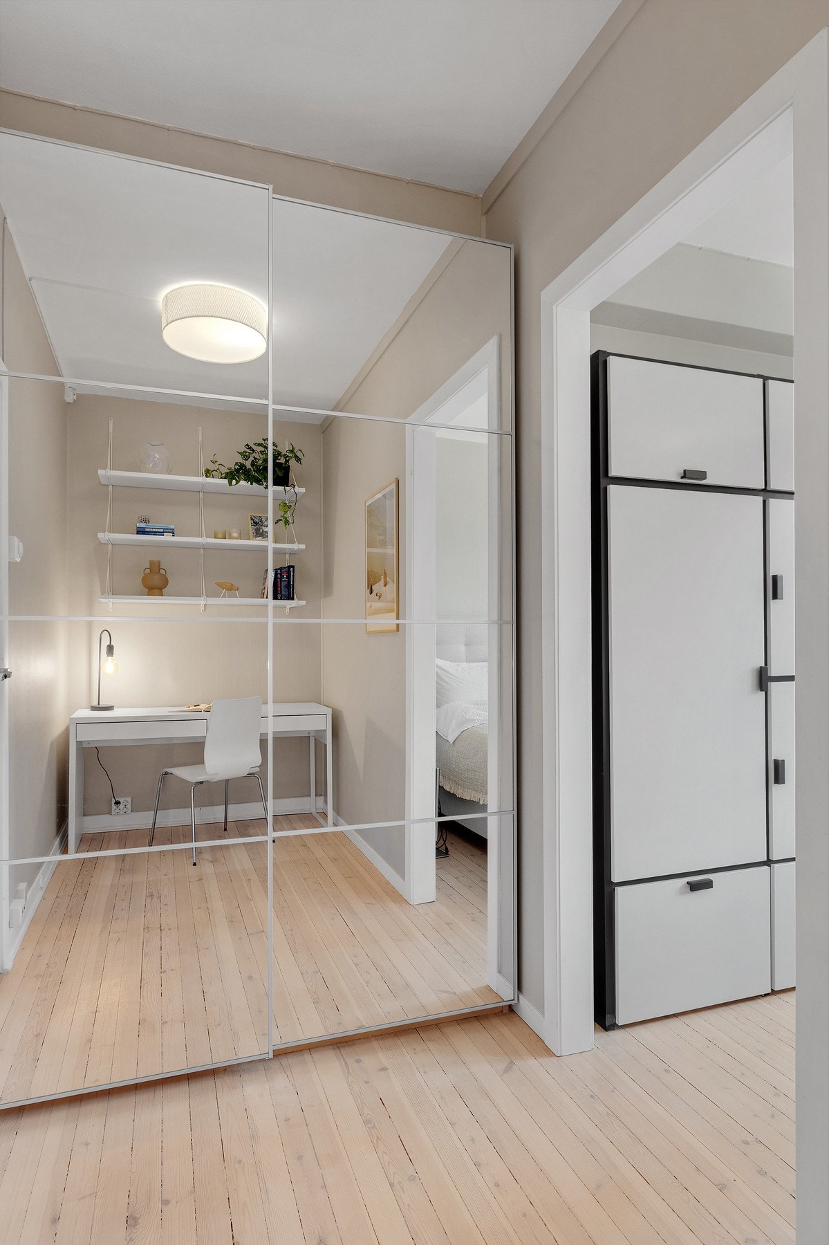 Praktisk skyvedørsgarderobe med speilfronter. Galleribilde