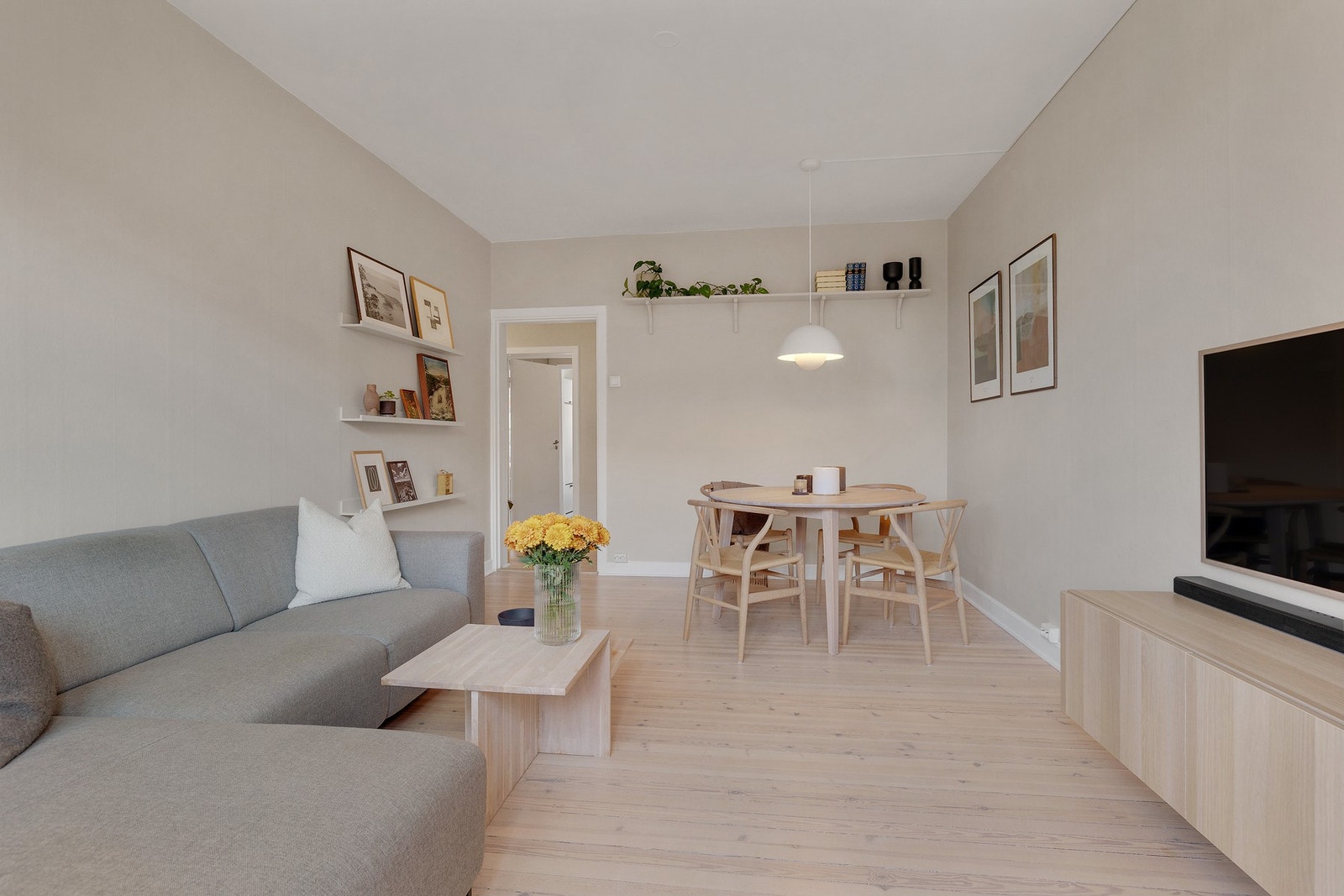 Det er god plass til både sofaseksjon og spisebord. Galleribilde