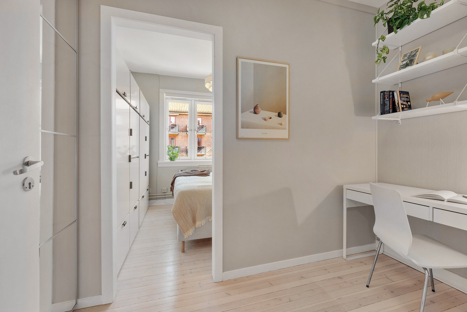 En del av soverommet er praktisk innredet som omkledningsrom. Galleribilde