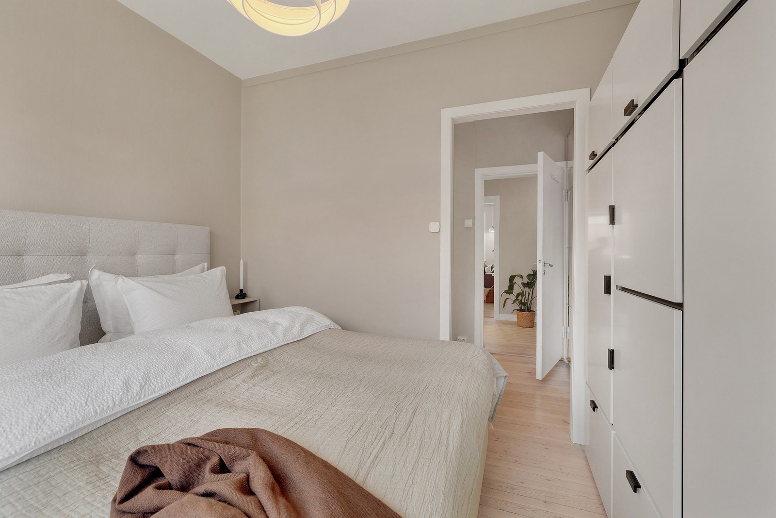 Soverommet er romslig og har plass til både dobbeltseng og nattbord. Galleribilde