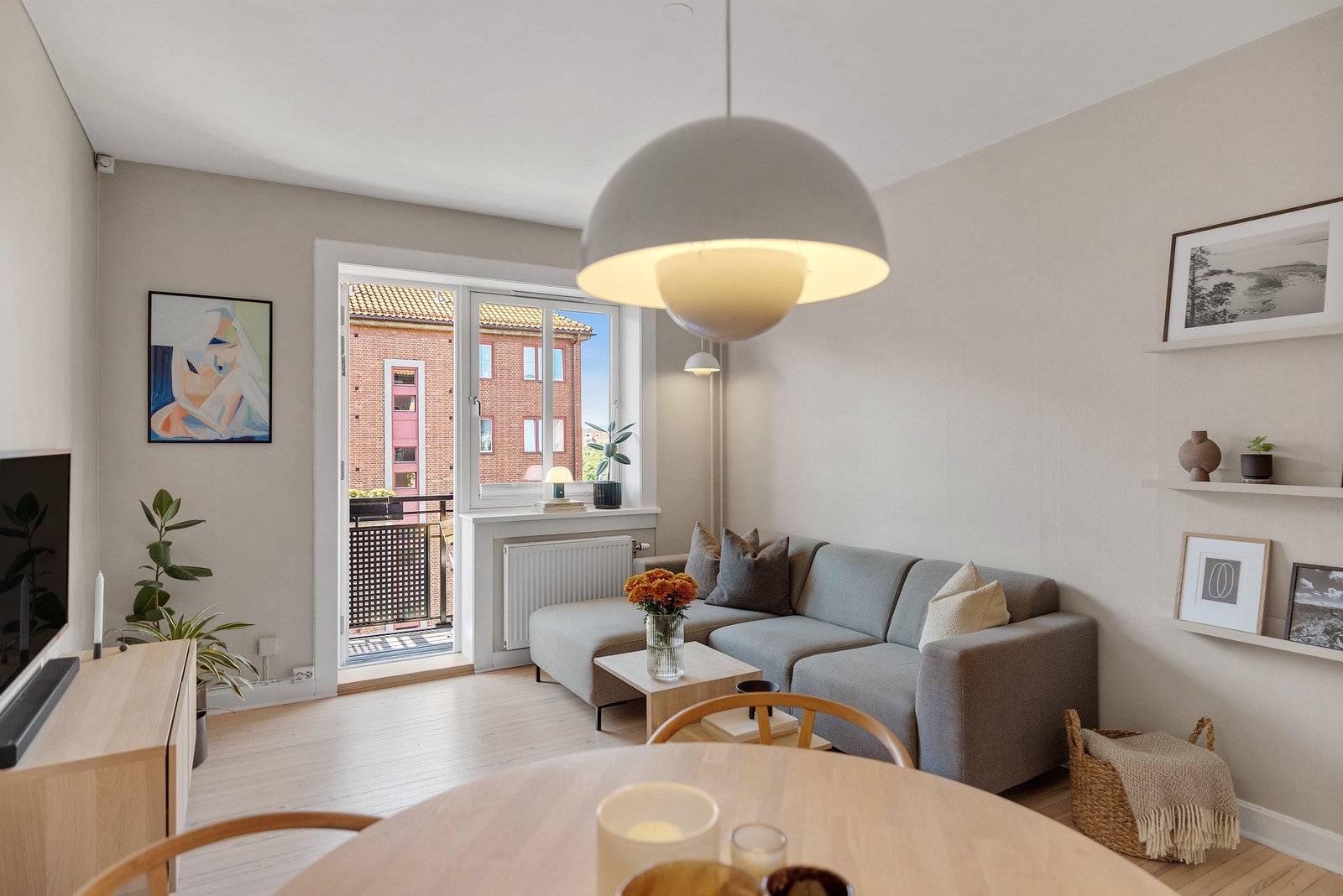 Leilighetens naturlige samlingspunkt er den lyse og luftige stuen med originale gulvbord som ble slipt og lakket i 2021. Galleribilde