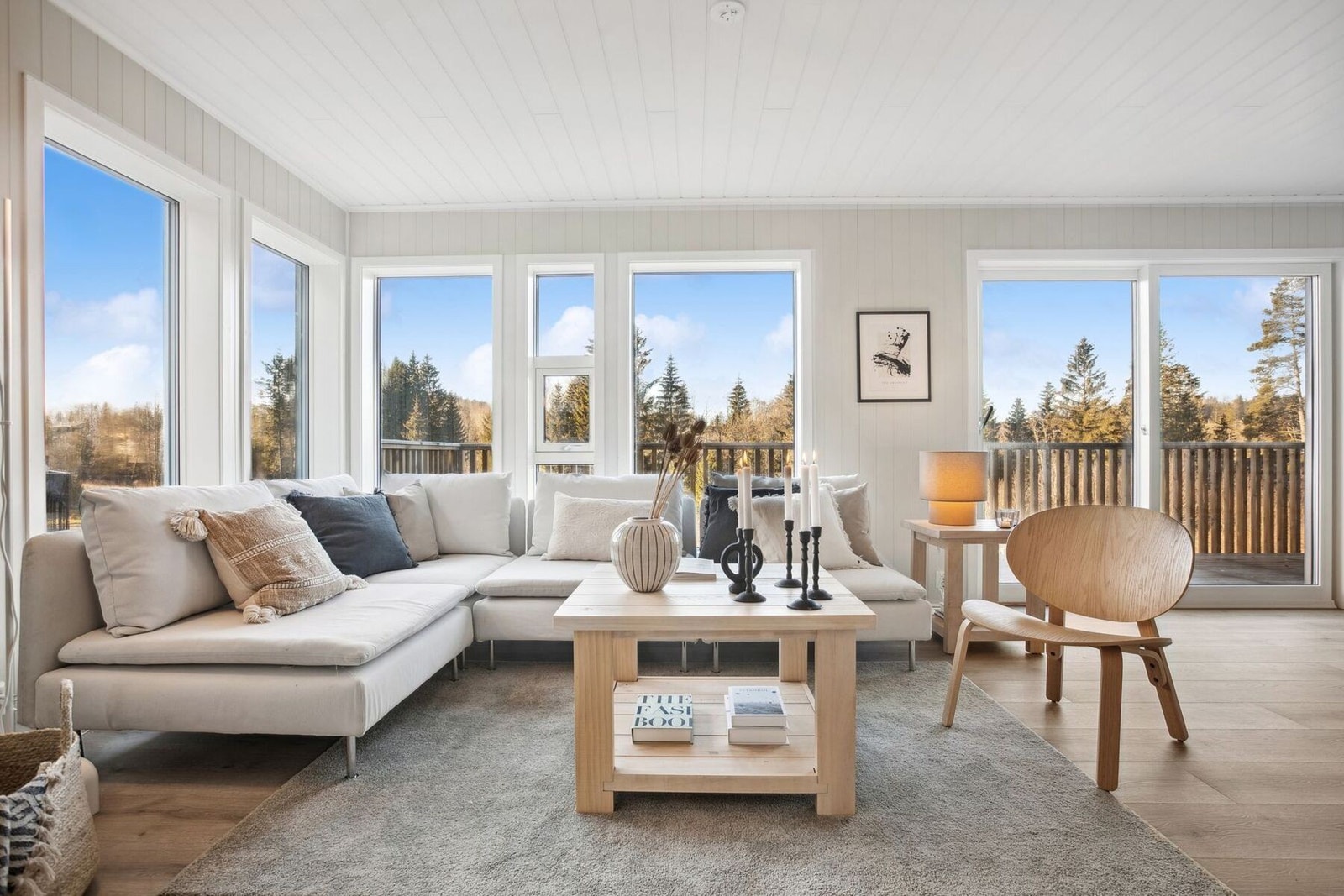 De store vindusflatene i stuen sørger for at det kommer gode mengder naturlig lys inn i rommet. Galleribilde