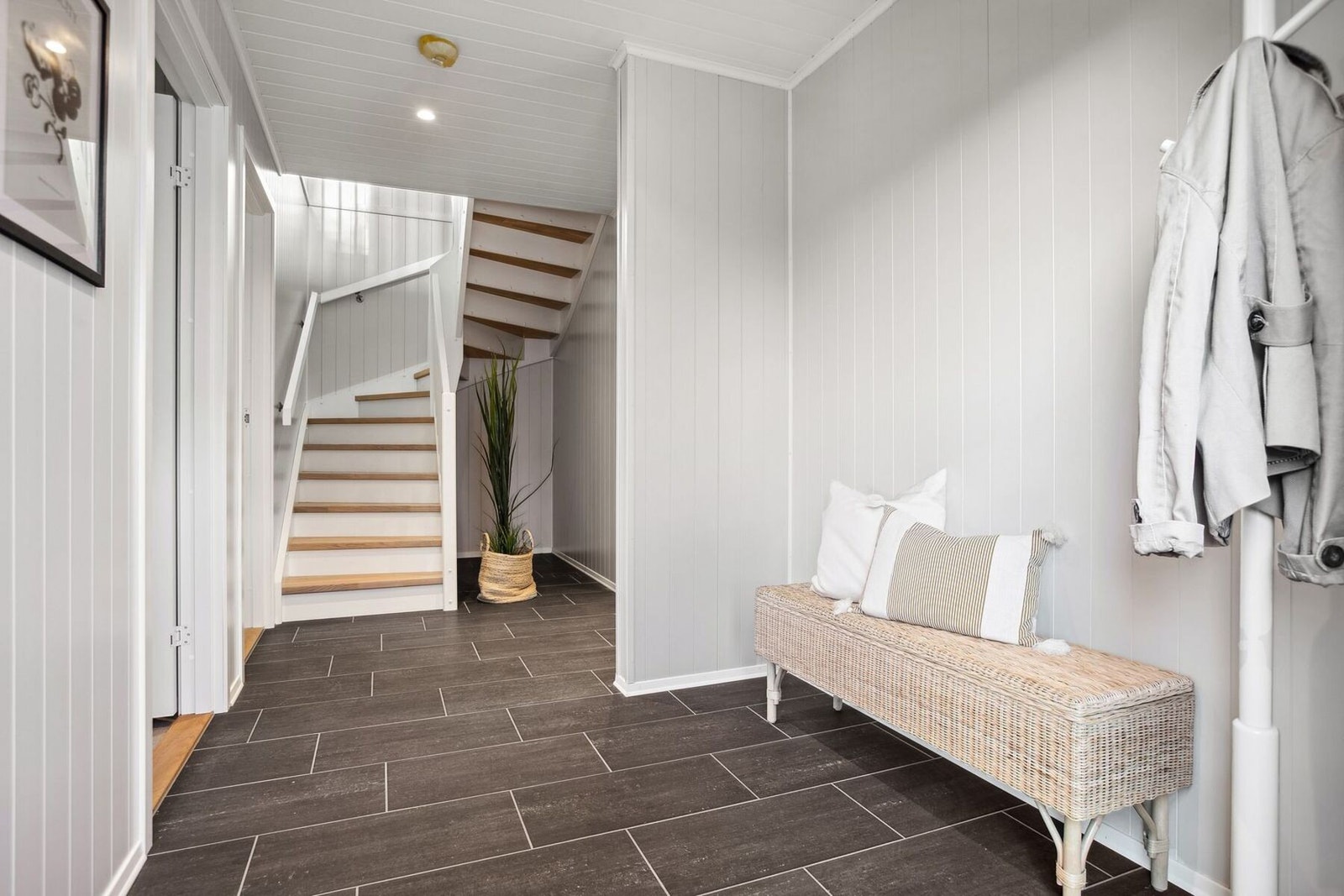 Det er god plass til yttertøy i gangen, samt mulighet til å sette opp en god garderobeløsning. Galleribilde