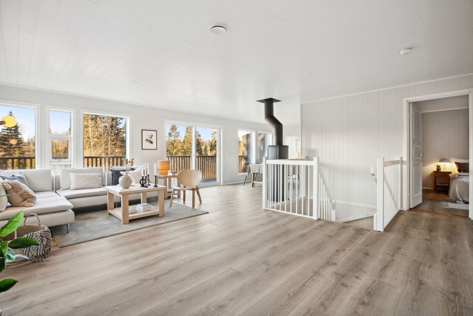 2. etasje har en meget romslig og flott stue/kjøkkenløsing. I tillegg finnes ytterligere ett soverom, kontor og bad til. Galleribilde