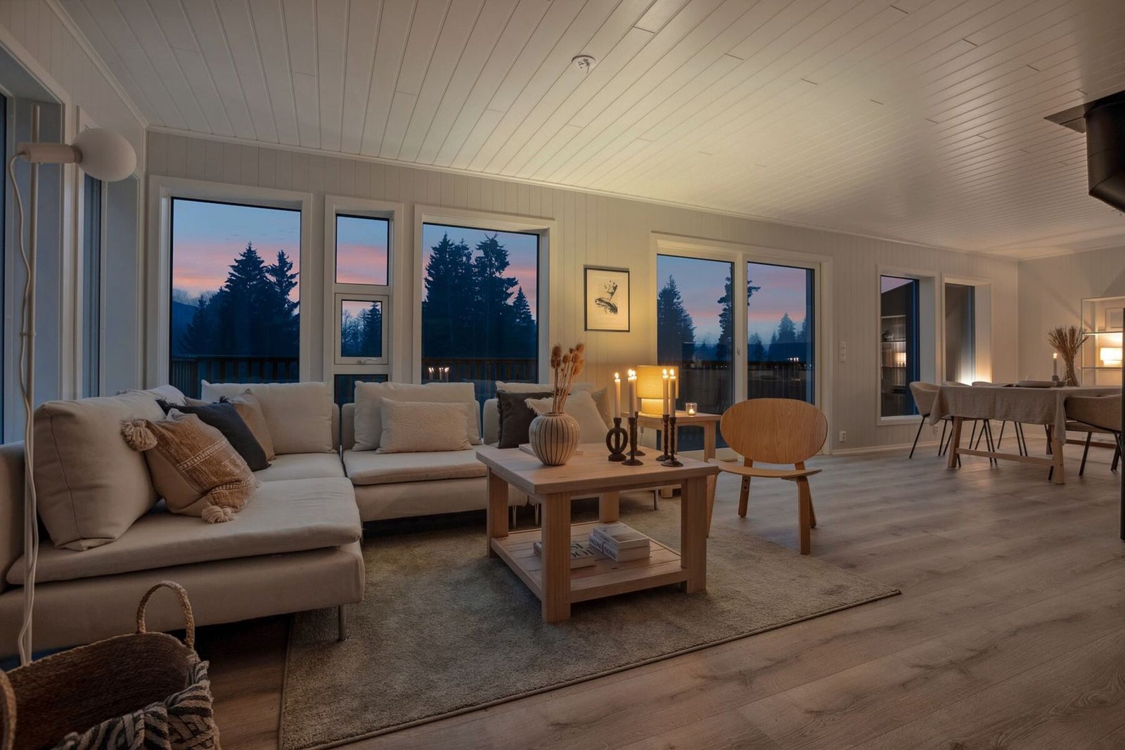 Fra stuen er det utgang til romslig terrasse. Galleribilde