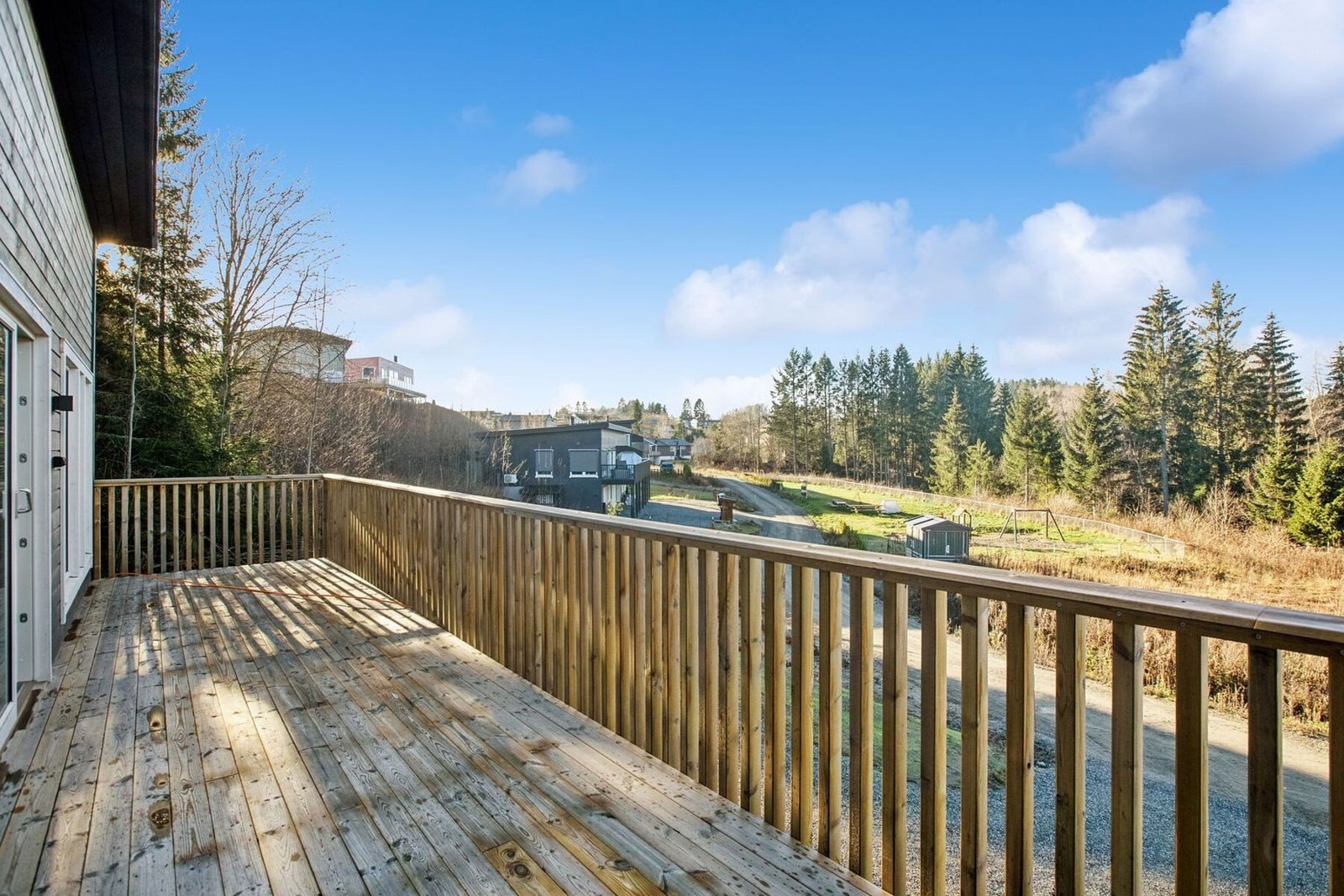 Boligen har vestvendt terrasse med fin utsikt mot naturen. Galleribilde