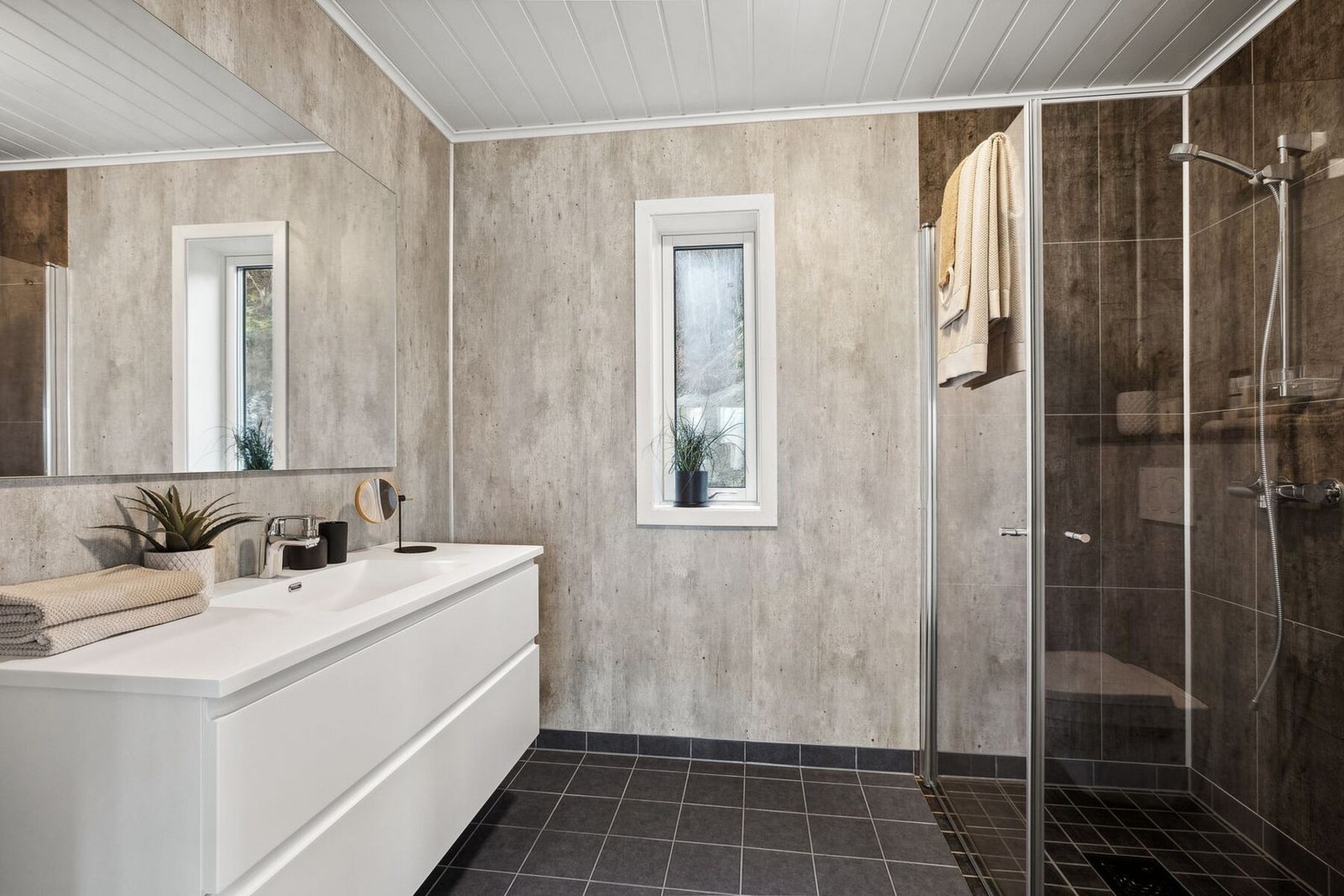 Badet i 2. etasje har samme materialvalg som det andre badet, men byr på en større servantløsning med mer oppbevaring. Galleribilde