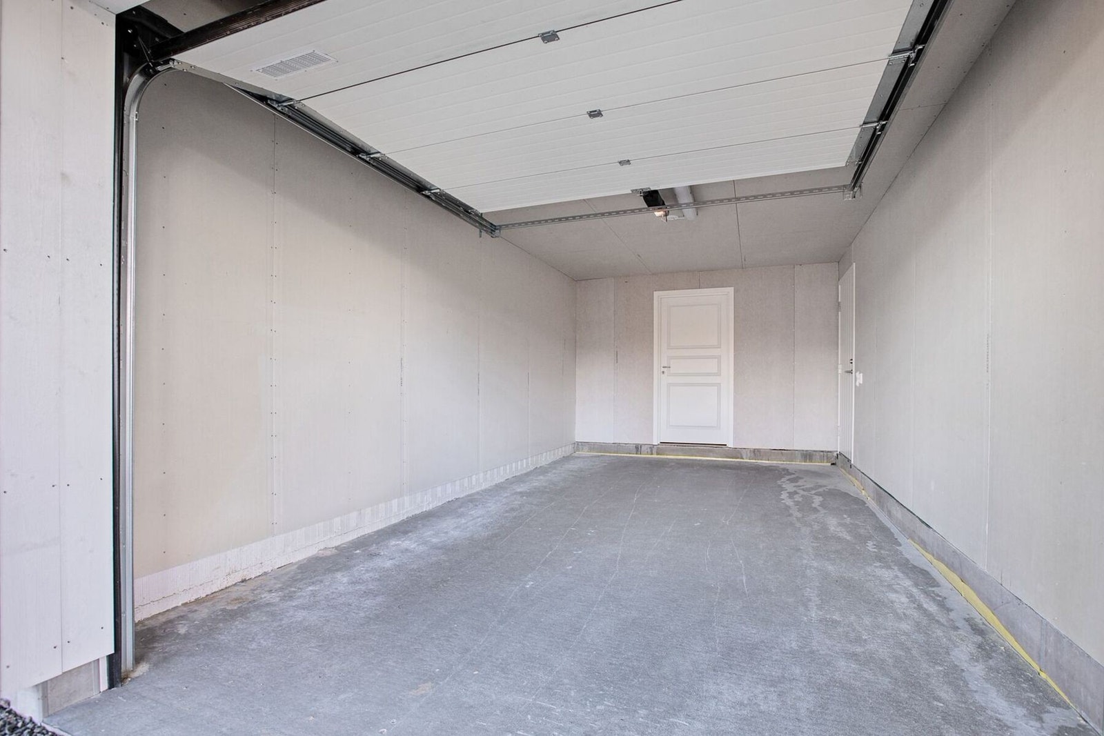 Boligen har integrert garasje med adkomst til boligen. I tillegg finnes en praktisk bod i bakkant av garasjeplassen. Galleribilde