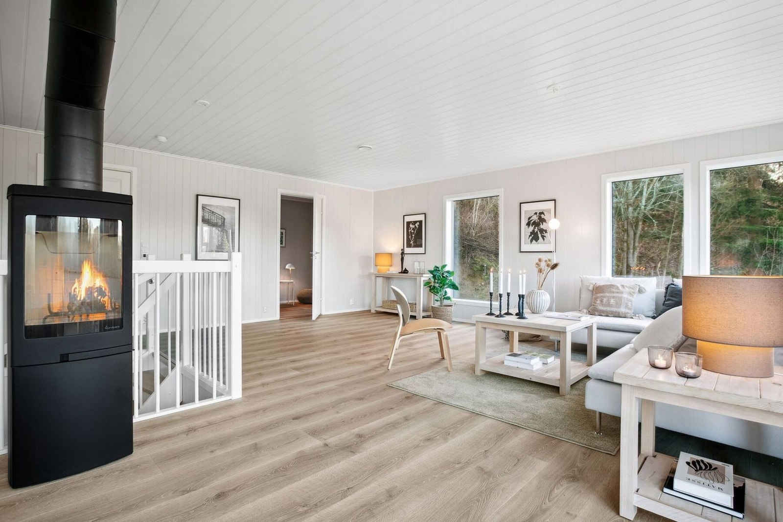 Den åpne og luftige løsningen gir et romslig inntrykk av rommet. Galleribilde