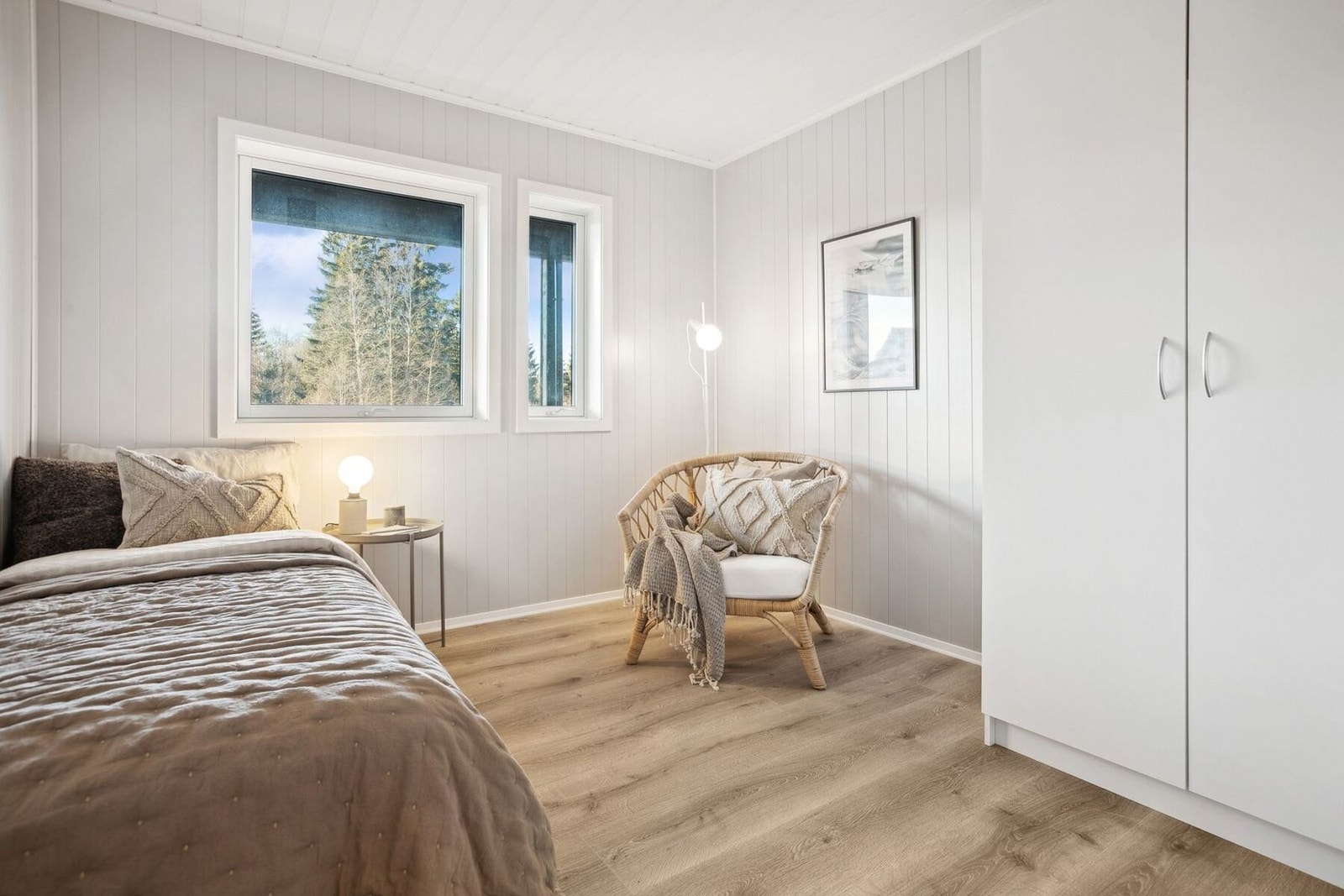 Soverom 2 er av lik størrelse som soverom 1. Rommene er alle holdt i lyse farger på veggene og tidsriktig gulvflater. Galleribilde