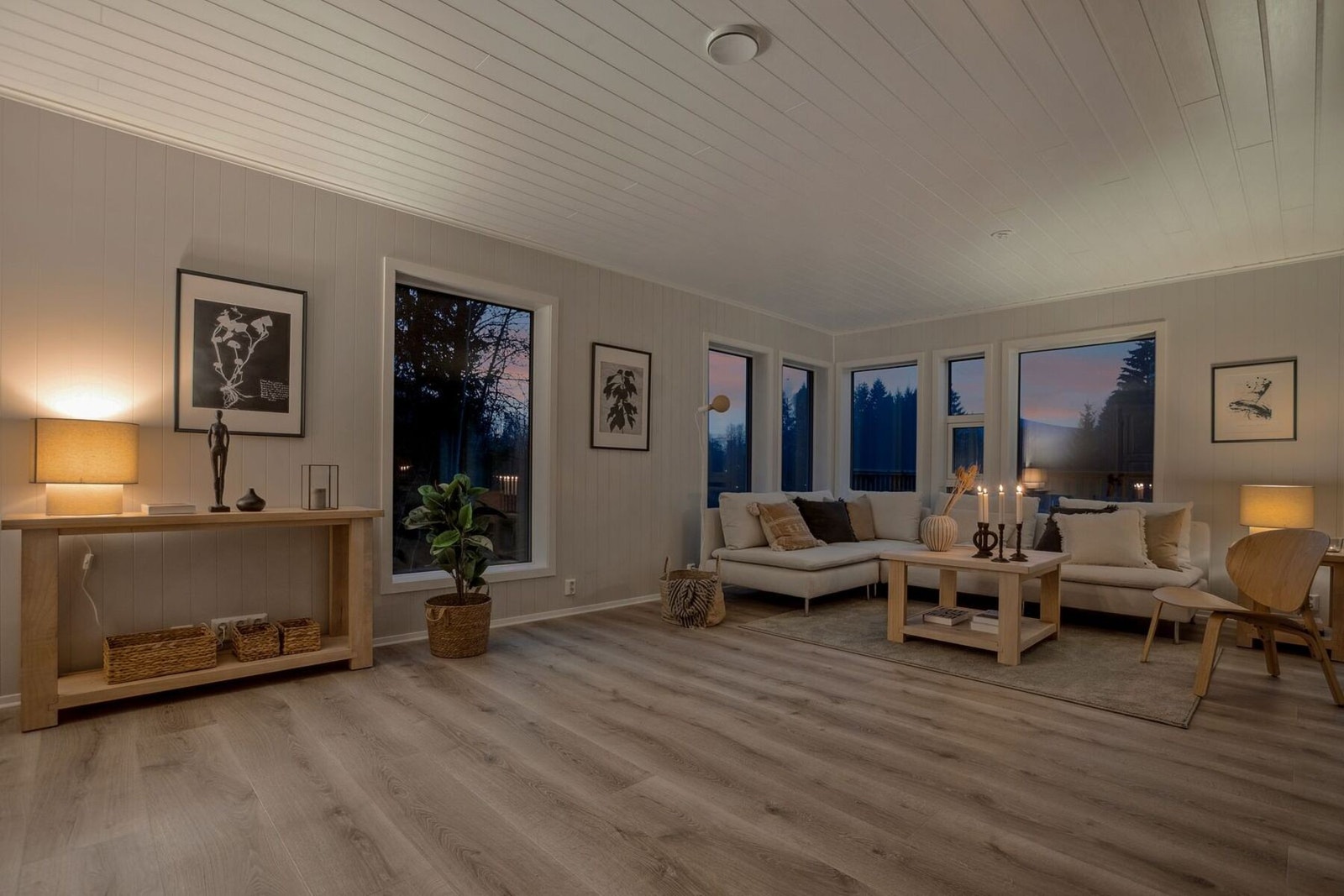 Stuen er av veldig bra størrelse og byr på plenty med møbleringsmuligheter. Galleribilde