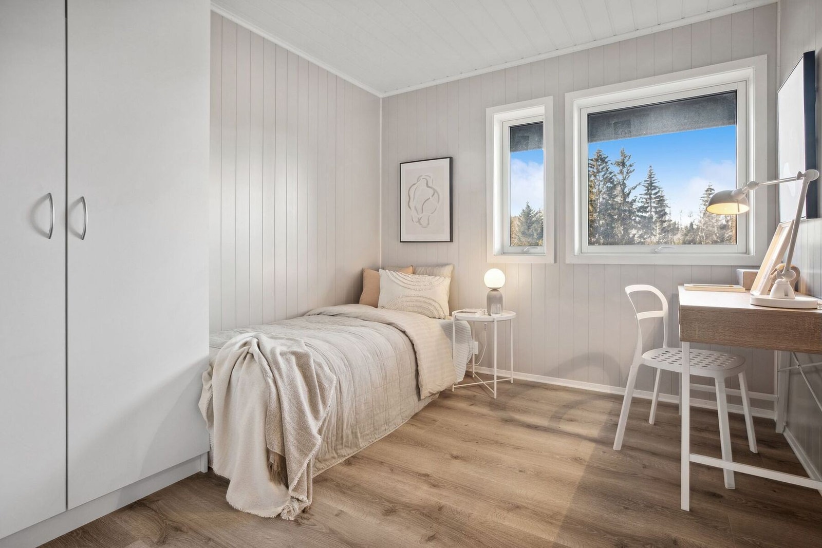 De to soverommene i 1. etasje er av god størrelse med plass til stor seng og garderobeløsning. Galleribilde