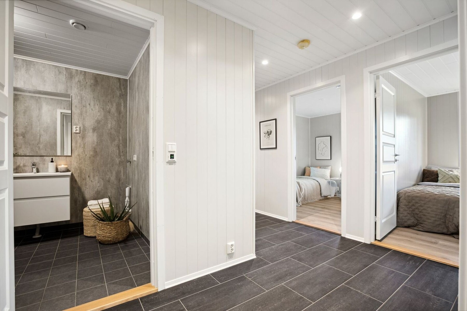 1. etasje byr på ett bad og to soverom i tillegg til vaskerommet, entreen og garasjen. Galleribilde