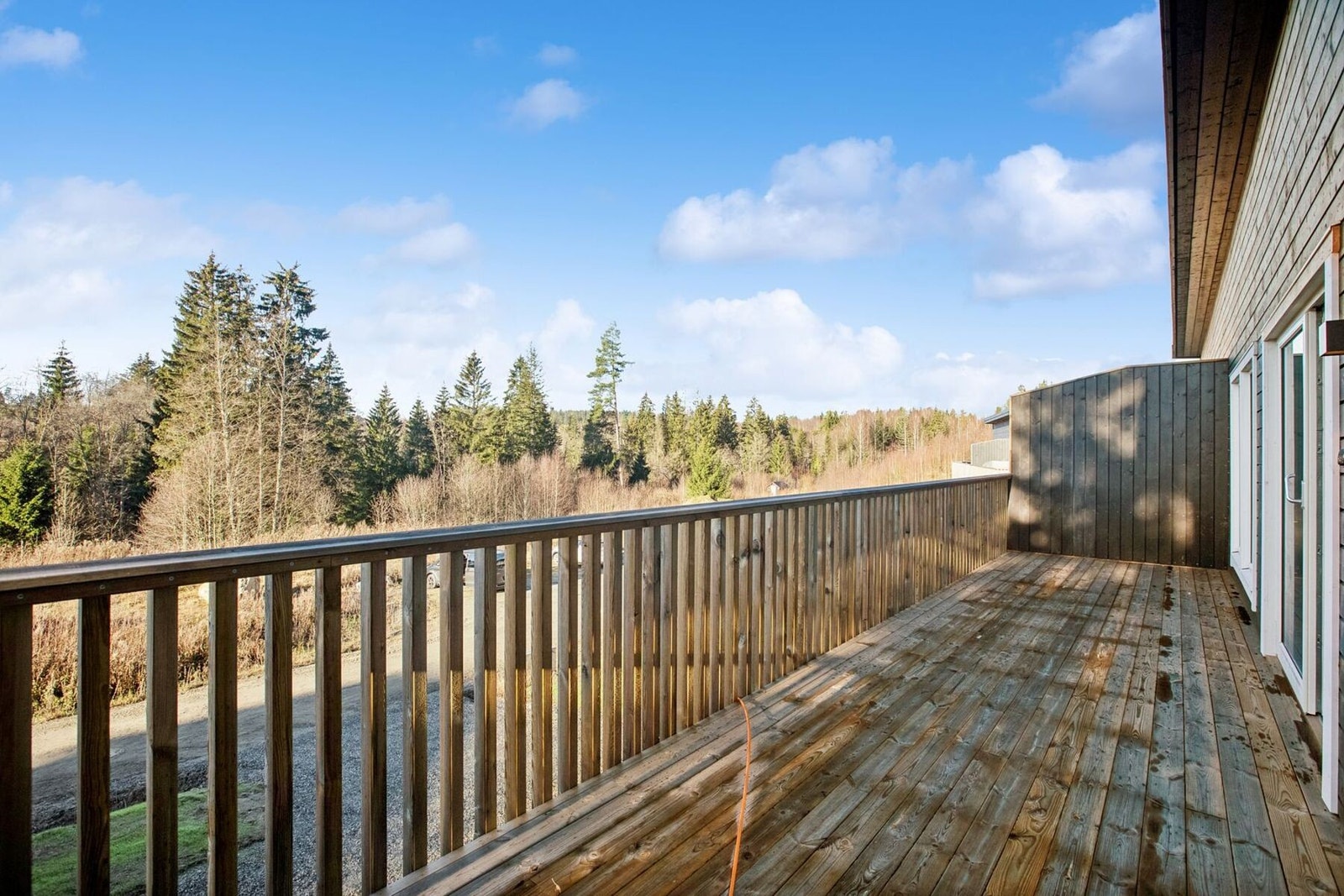 Det er god plass til utemøblement på terrassen. Galleribilde