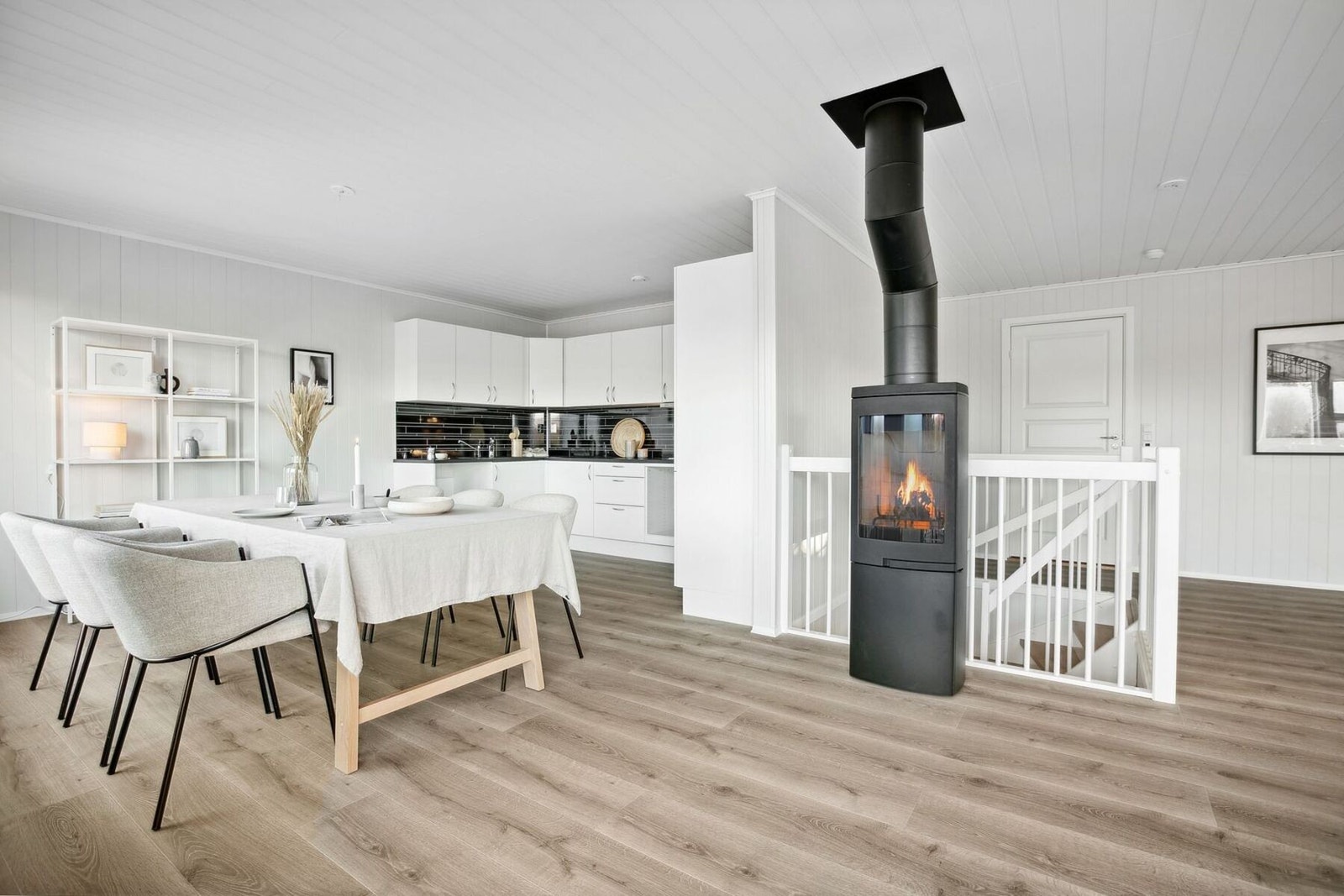 Kjøkkenet ligger i en egen del av rommet, en praktisk løsning. Galleribilde