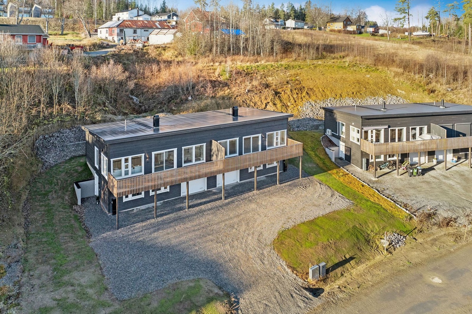 Romslig gårdsplass med god plass til parkering. Galleribilde