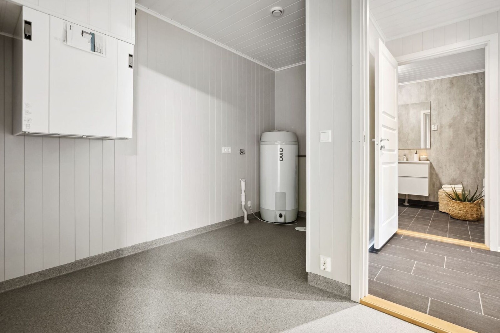 Ved adkomst via garasjen kommer man inn i vaskerommet i 1. etasje. Galleribilde