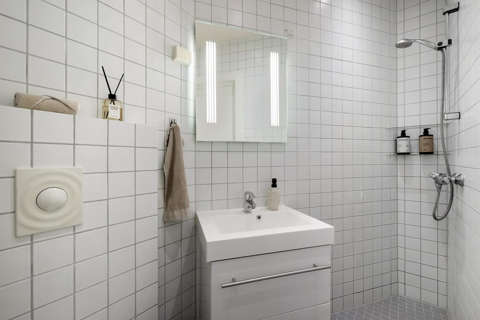 Flislagt baderom fra 2006 med både gulvvarme og downlights Galleribilde