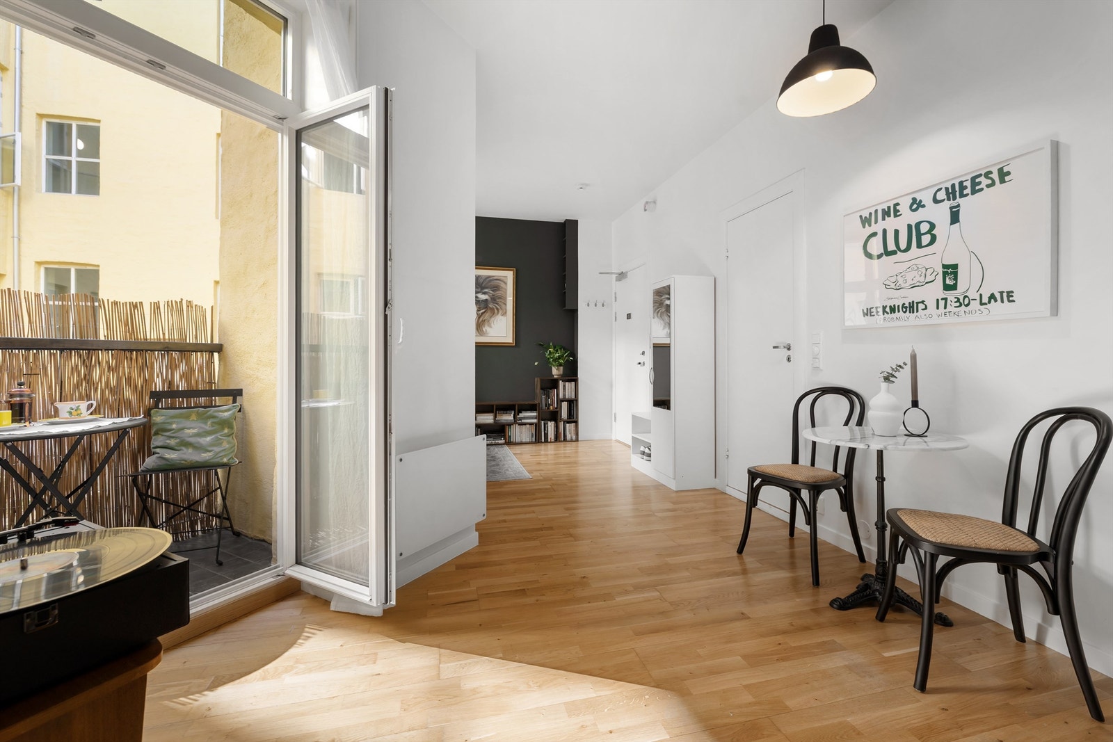 Ebbells gate 5A er et perfekt førstegangskjøp beliggende i et svært sentralt og urbant område med kort vei til alt! Galleribilde