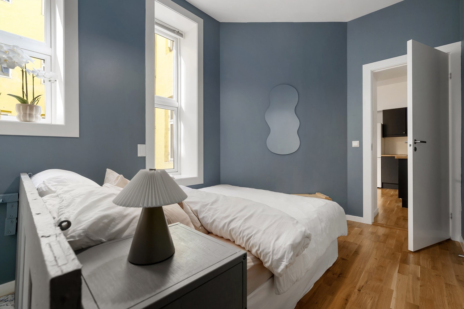 Soverommet har gode lysforhold med store vindusflater, og vender inn mot et rolig gårdsrom Galleribilde