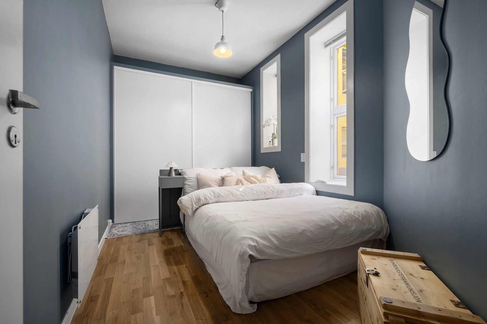 Soverom med plass til dobbeltseng og romslig skyvedørsgarderobe med god oppbevaringsplass Galleribilde