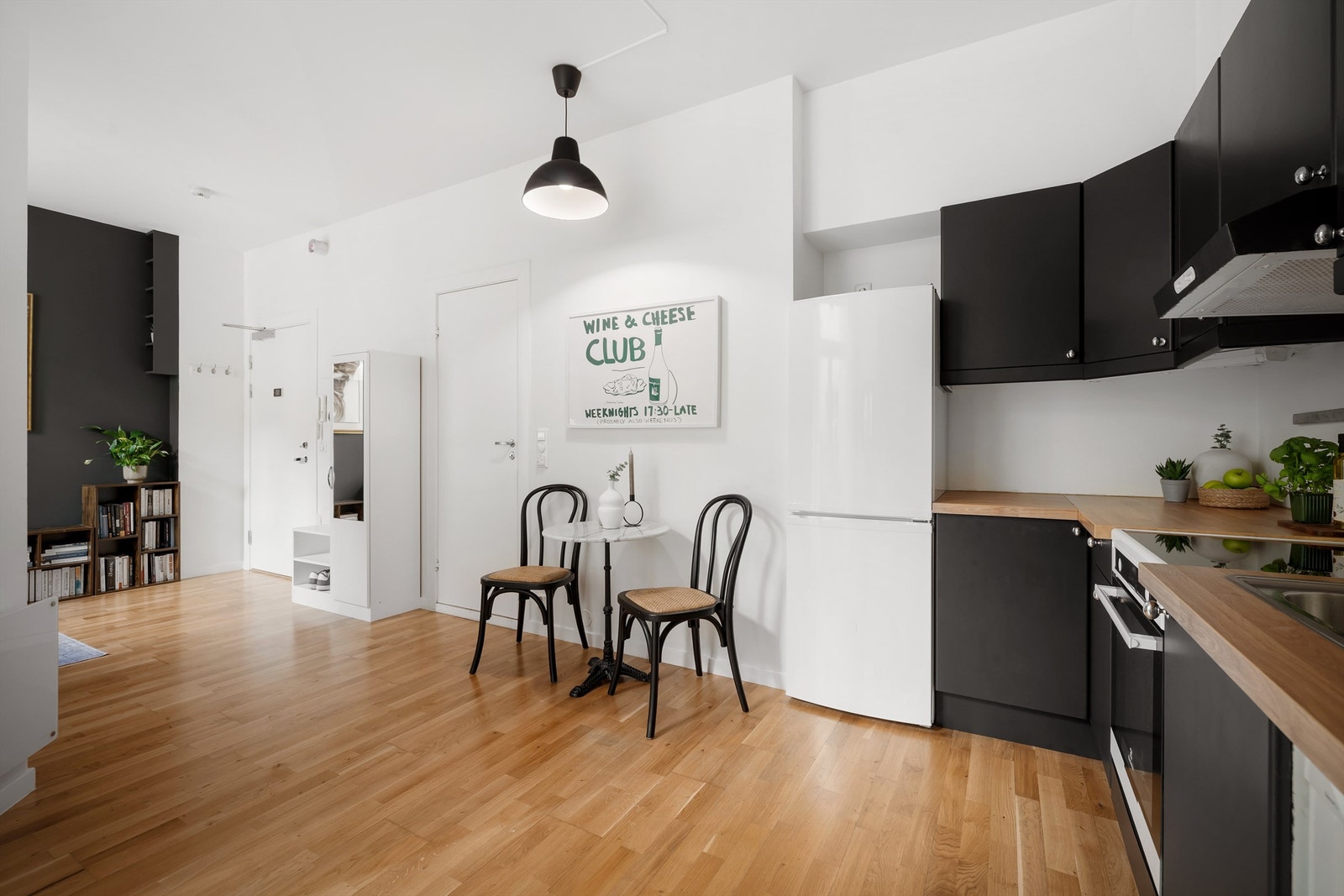 På kjøkkenet er det plass til et hyggelig spisebord, som også fungerer som en fin romdeler Galleribilde