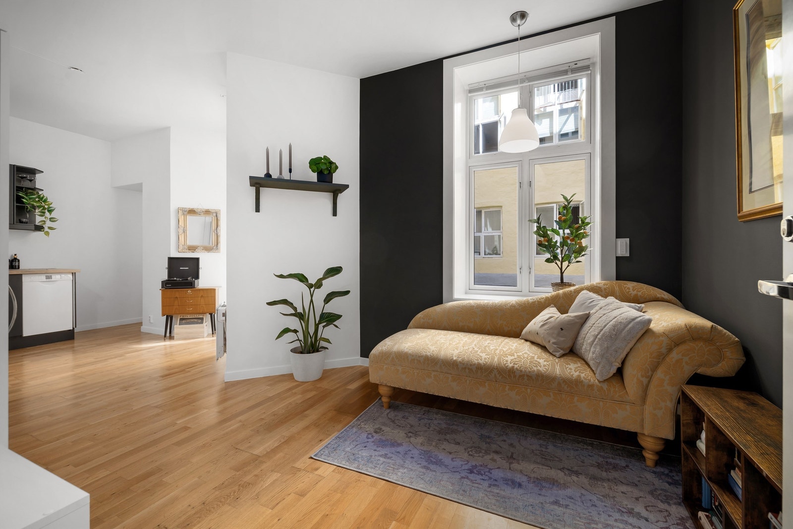 Stuen har gjennomgående parkett på gulv, samt vegg- og himlingsflater malt i lyse toner med mørk kontrastvegg Galleribilde