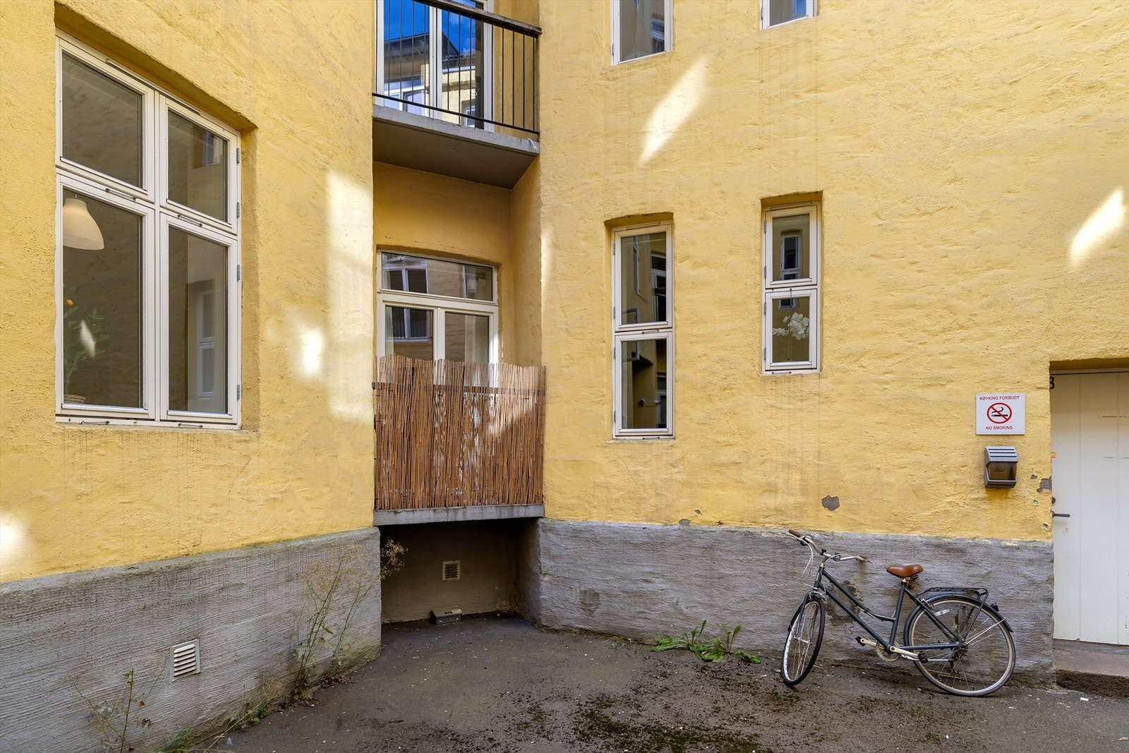 Til tross for den sentrale beliggenheten, vender boligen mot et stille og fredelig gårdsrom i en høy 1. etasje Galleribilde