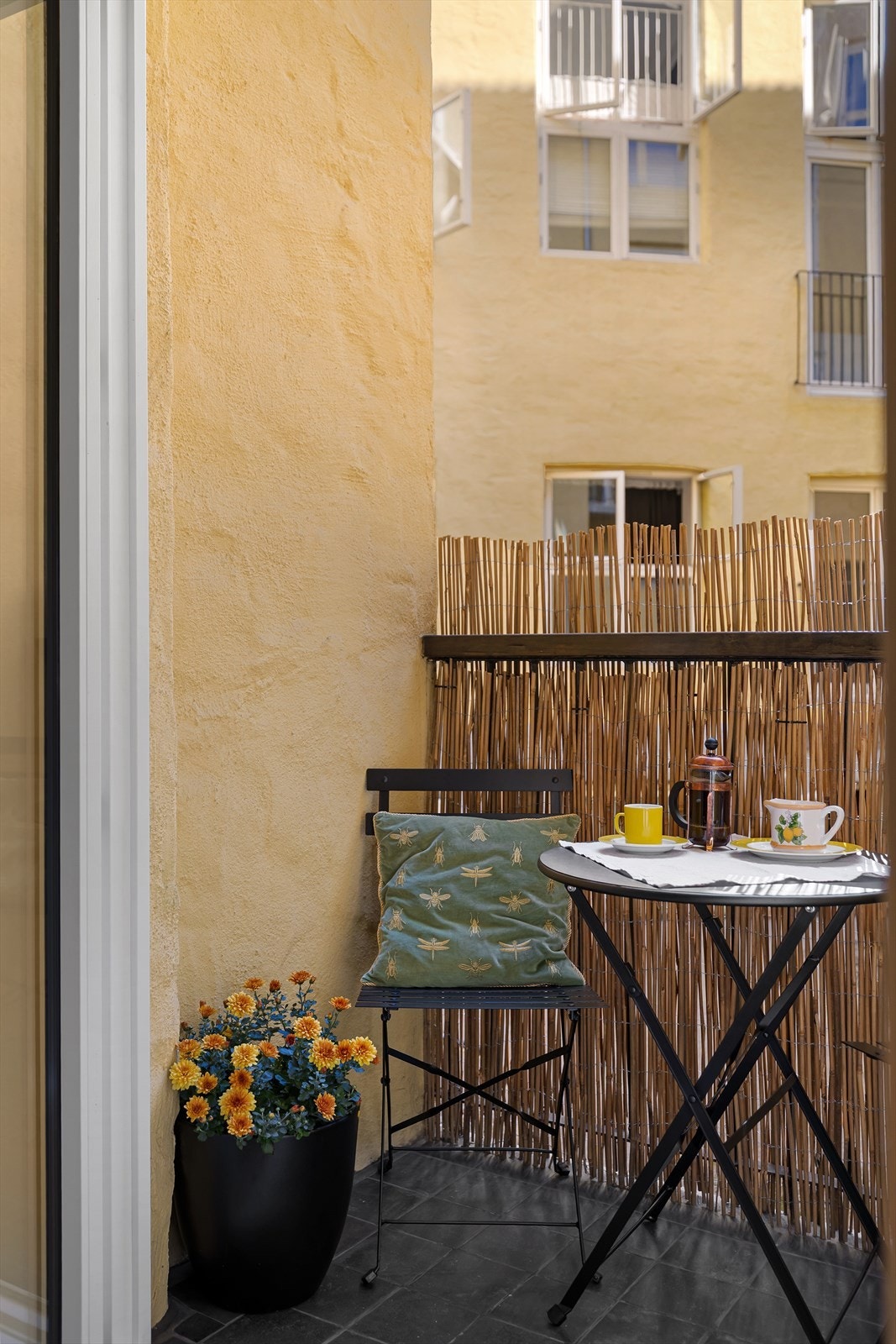 Leiligheten har en koselig balkong på 1 kvm som vender inn mot borettslagets bakgård Galleribilde