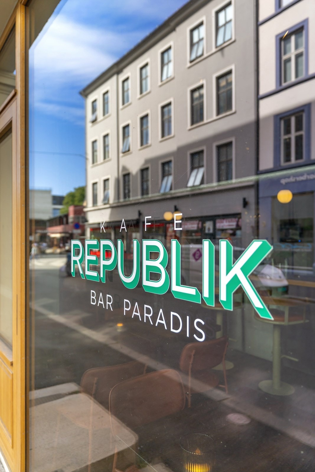 Nederst i gaten ligger populære Kafé Republik, en avslappet hverdagsbistro og vinbar, med en variert og spennende meny! Galleribilde