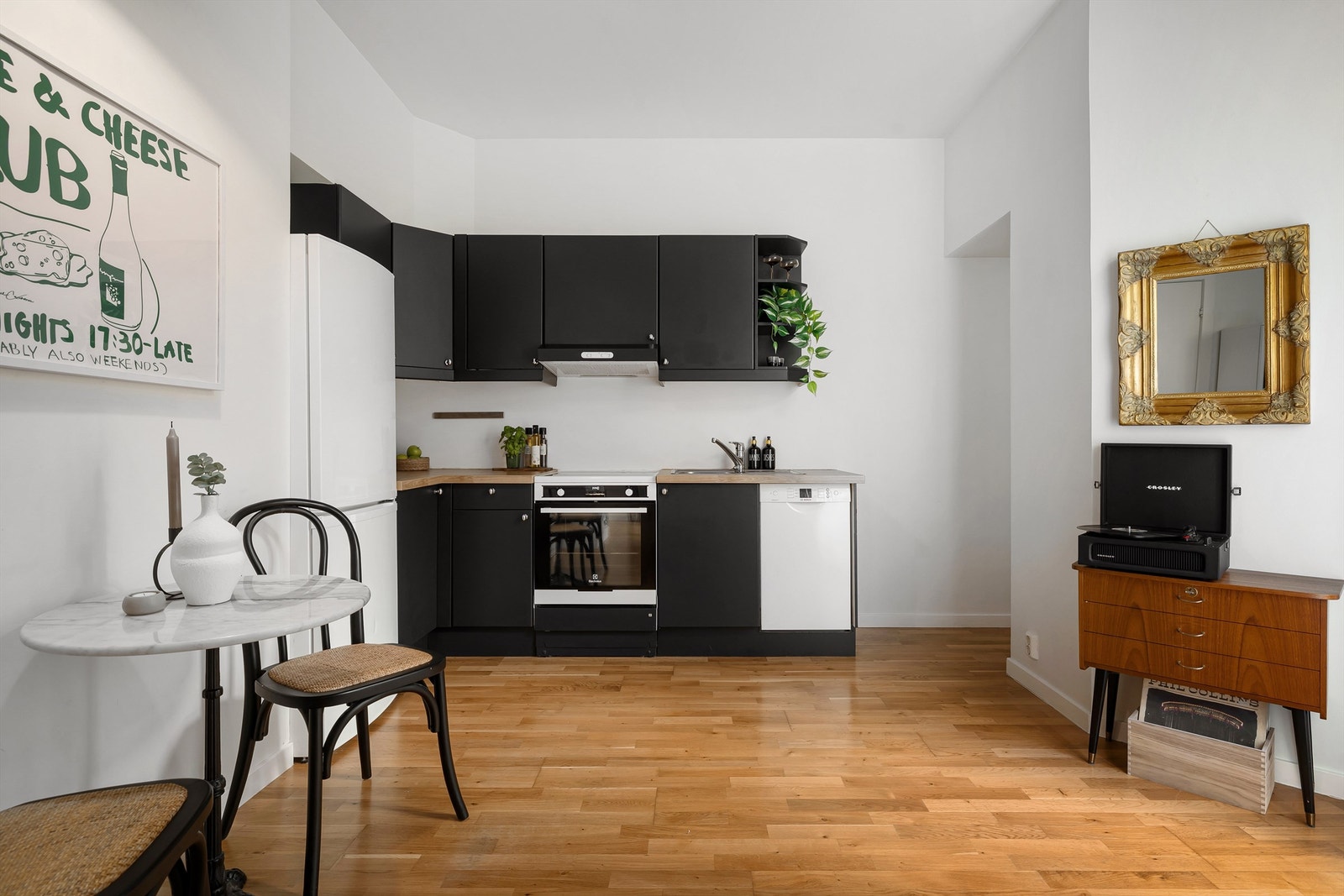 Ventilator er plassert i overskap, og det er montert både benkeskapsbelysning og stikkontakt under overskap Galleribilde