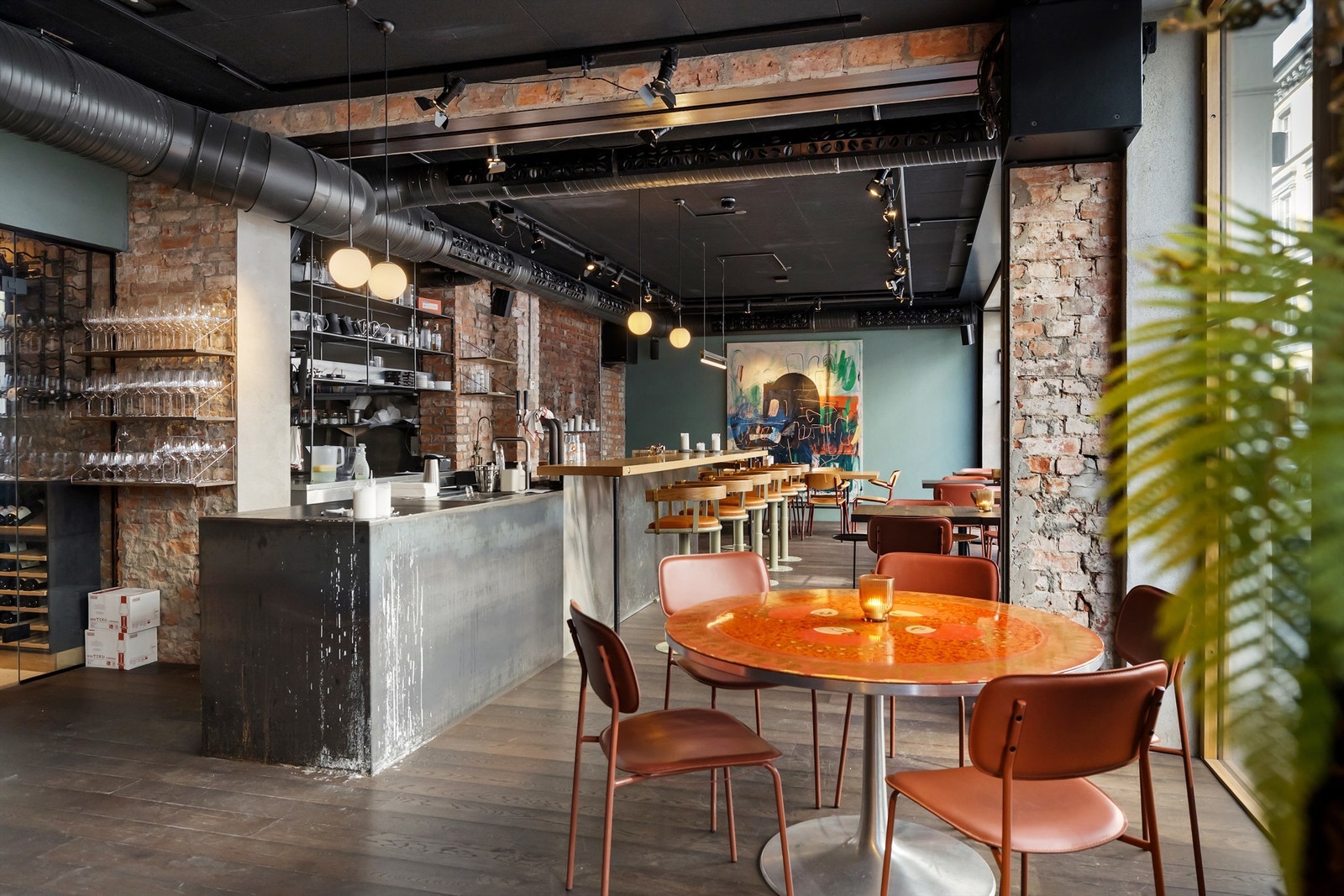 Beliggenheten gir gangavstand til utallige sosiale barer og utesteder, fantastiske restauranter og kafeer, og kanskje et av Oslos beste kollektivtilbud! Galleribilde