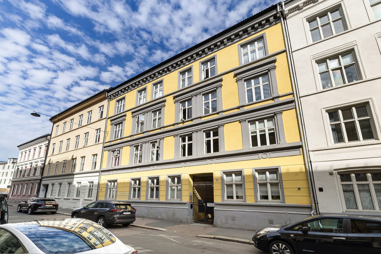 Fasade - Leiligheten er beliggende i byggets første etasje og vender inn mot bakgård med ingen innsyn fra gate Galleribilde