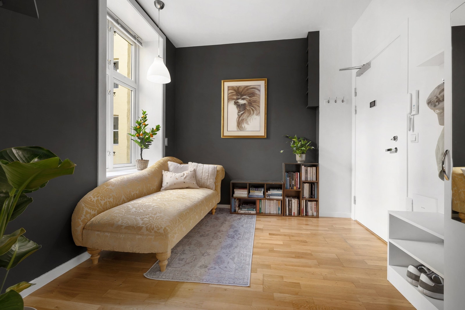 I stuen er det og plass til innredning for yttertøy med blant annet skap, skohylle og knagger på vegg Galleribilde