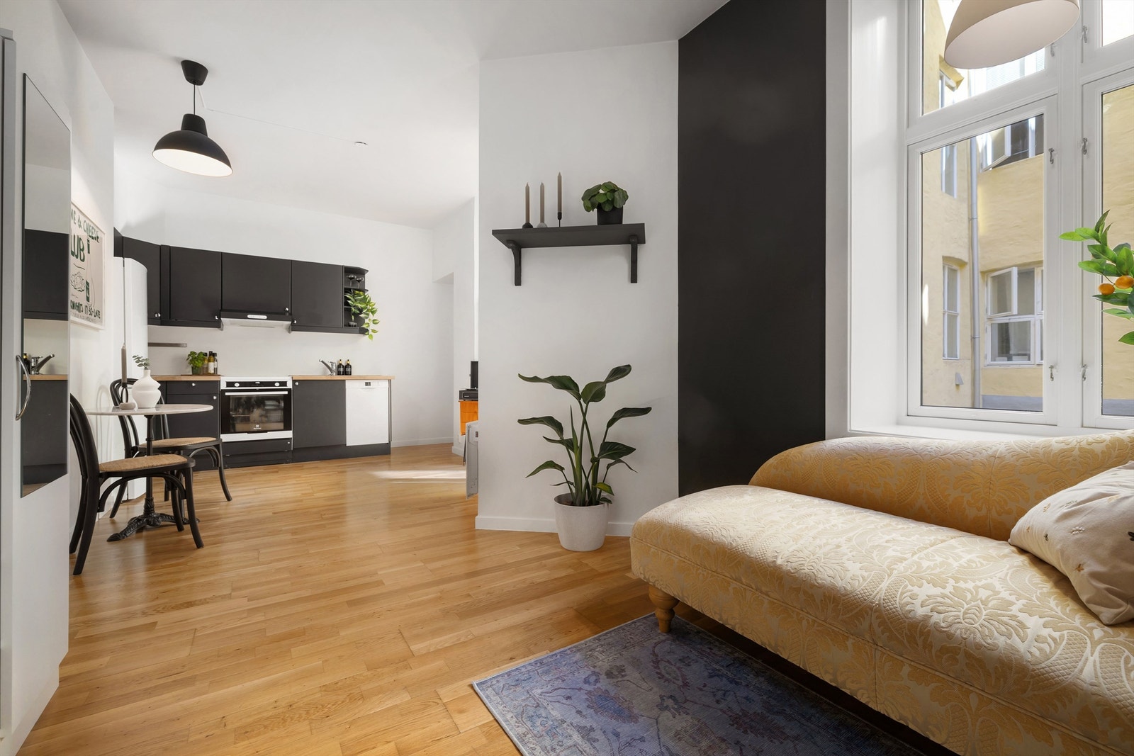 Boligen har en åpen stue og kjøkkenløsning som skaper et luftig og sosialt rom Galleribilde