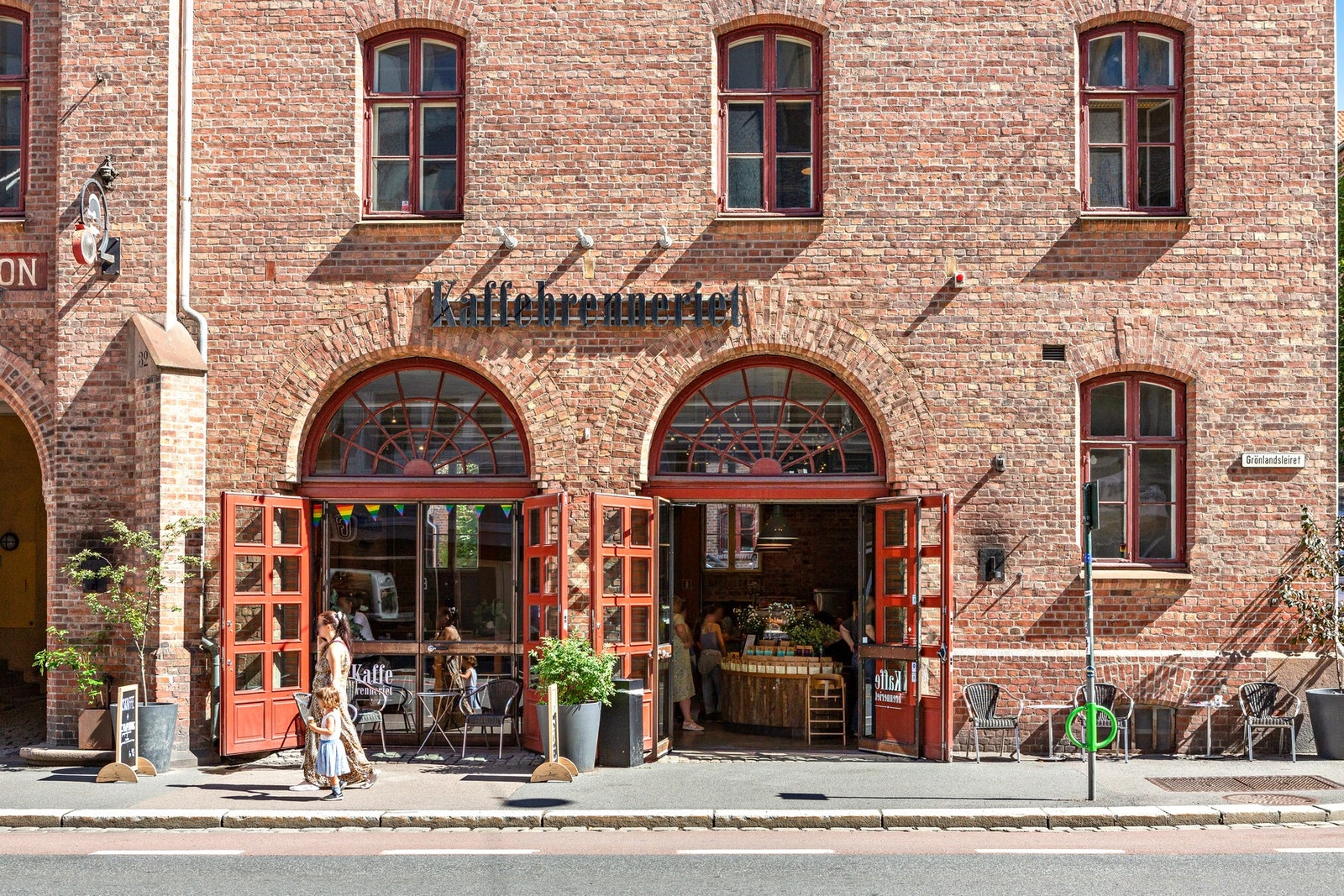 Det er flere kafeer og restauranter i nærheten. Galleribilde